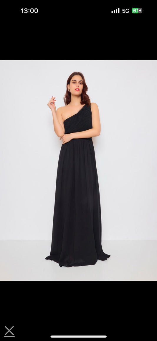 Rochie Lola lungă pe un umăr plisată și crăpătură pe picior