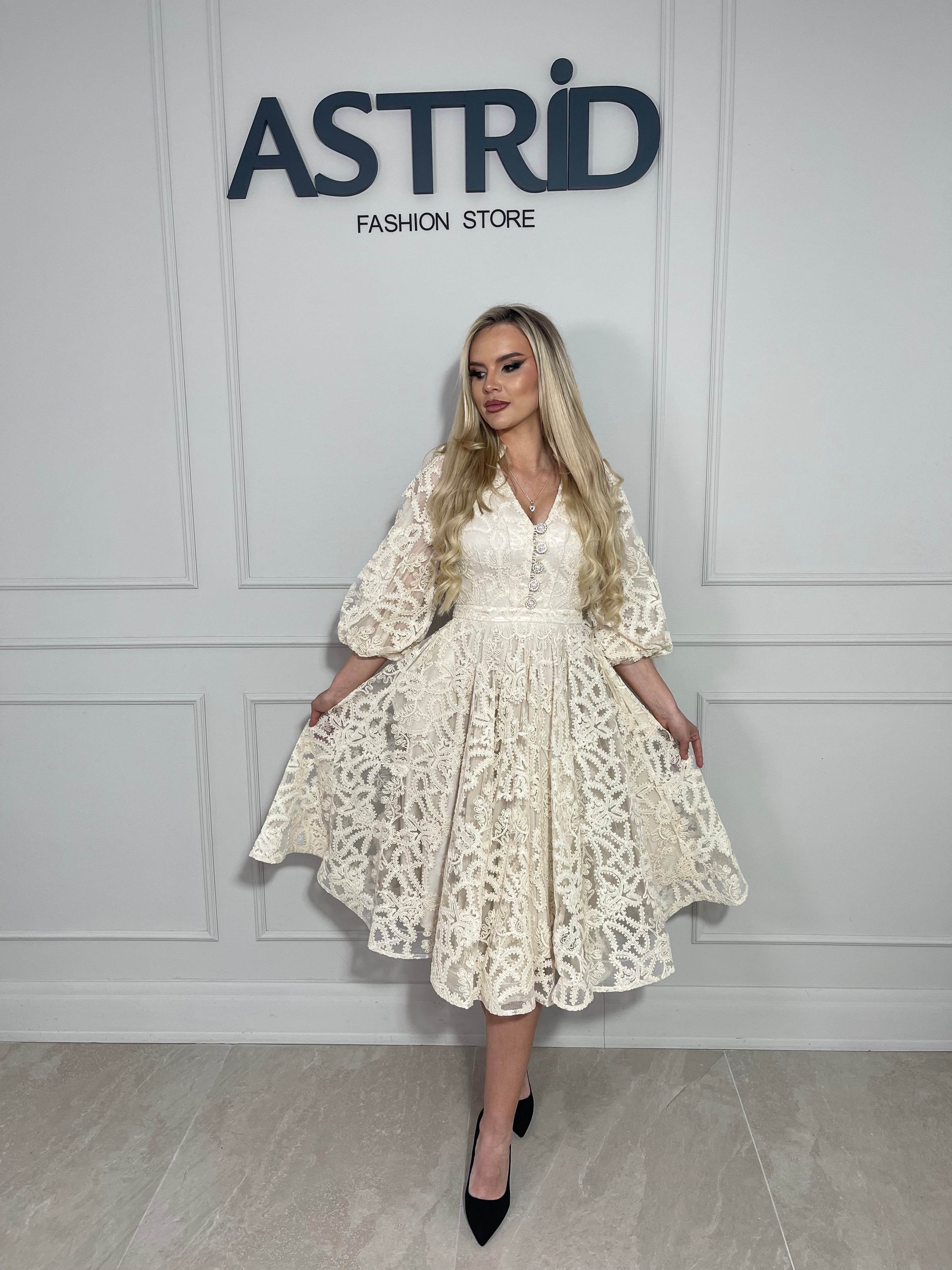 Rochie Karla ivory, elegantă midi, cu croiala lejeră și feminină, cu model floral.
