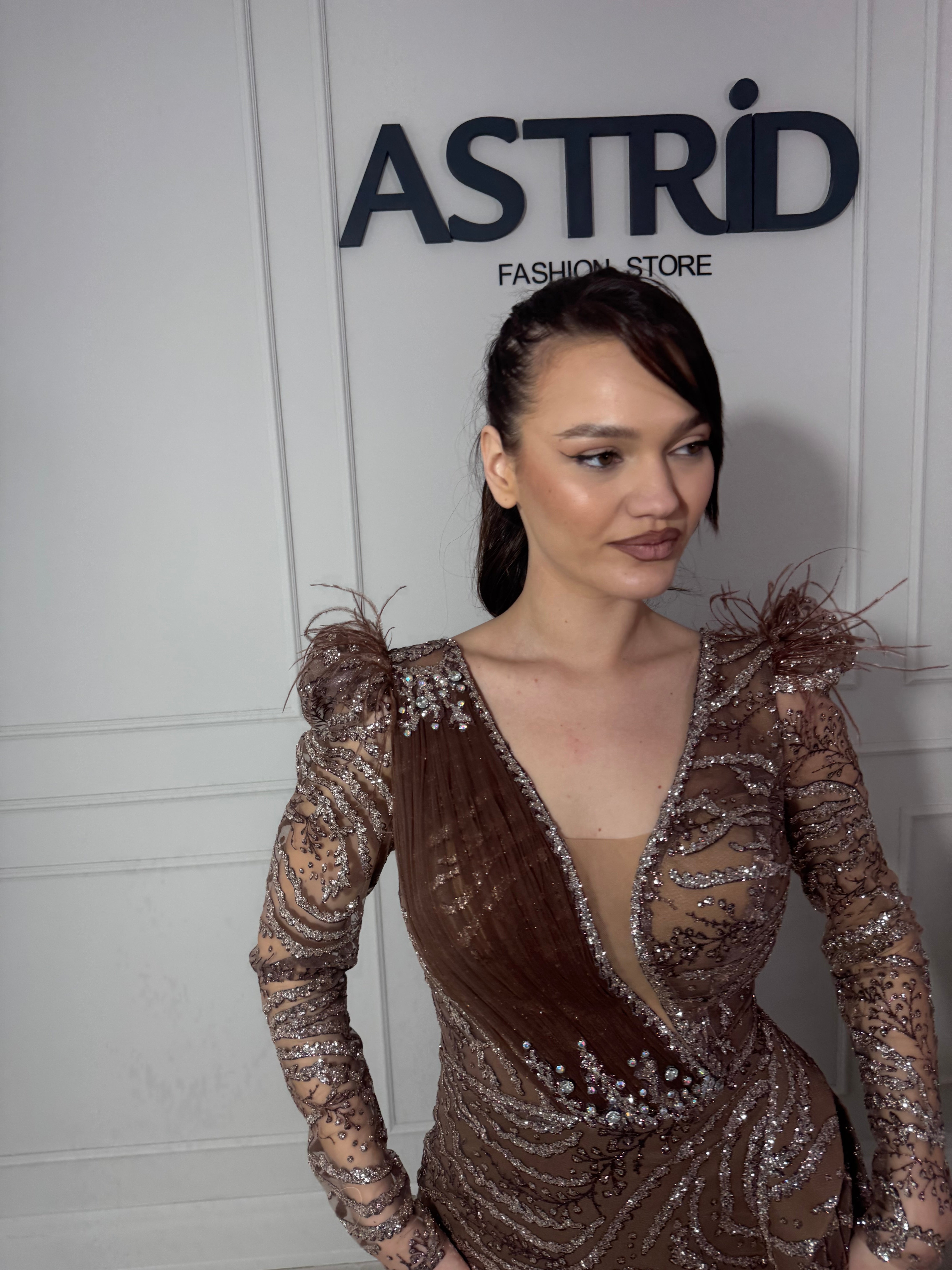 Rochie Scarlett lungă pe corp cu mânecă lungă aplicații sclipici și pietre trenă laterală