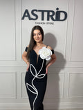 Rochie Amina midi neagră cu umeri căzuți și floare pe umăr