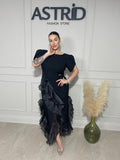 Rochie Donna neagră midi, cu croiala cambrata pe talie și ușor asimetrică