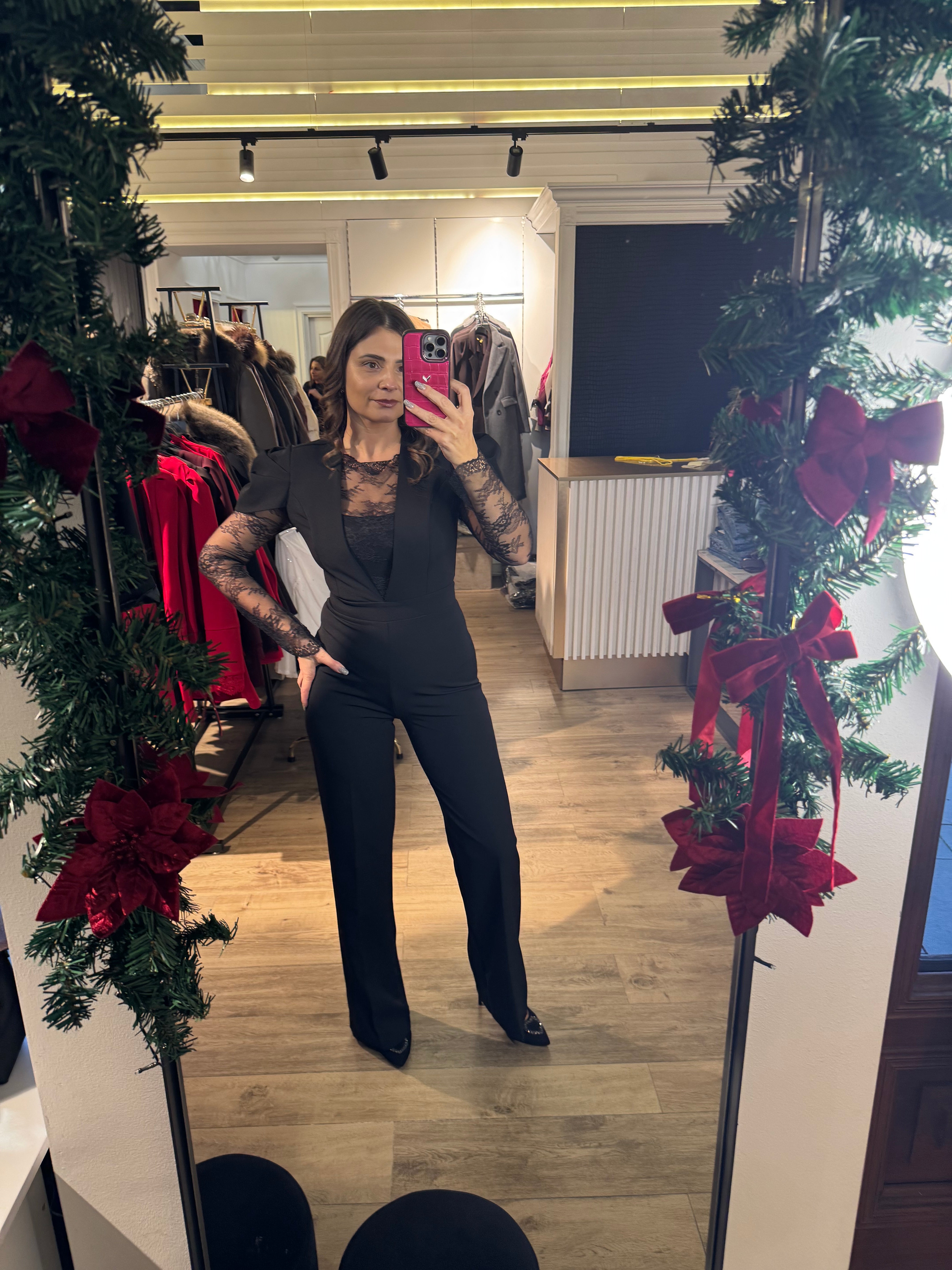 Salopeta Artemis neagra cu maneci din dantela si pantaloni evazati