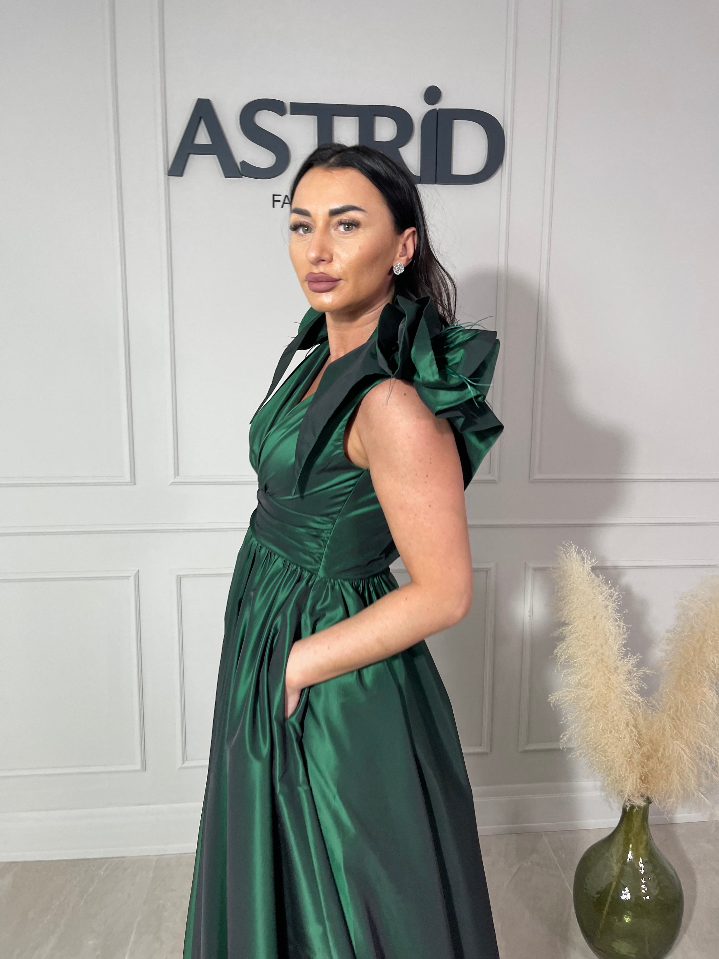 Rochie Olivia lungă din tafta cu buzunare și flori pe umăr