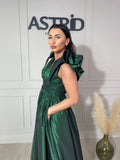 Rochie Olivia lungă din tafta cu buzunare și flori pe umăr