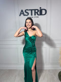 Rochie Ivy lungă din satin pe un umăr cu aplicații trandafiri