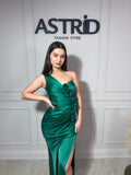 Rochie Ivy lungă din satin pe un umăr cu aplicații trandafiri