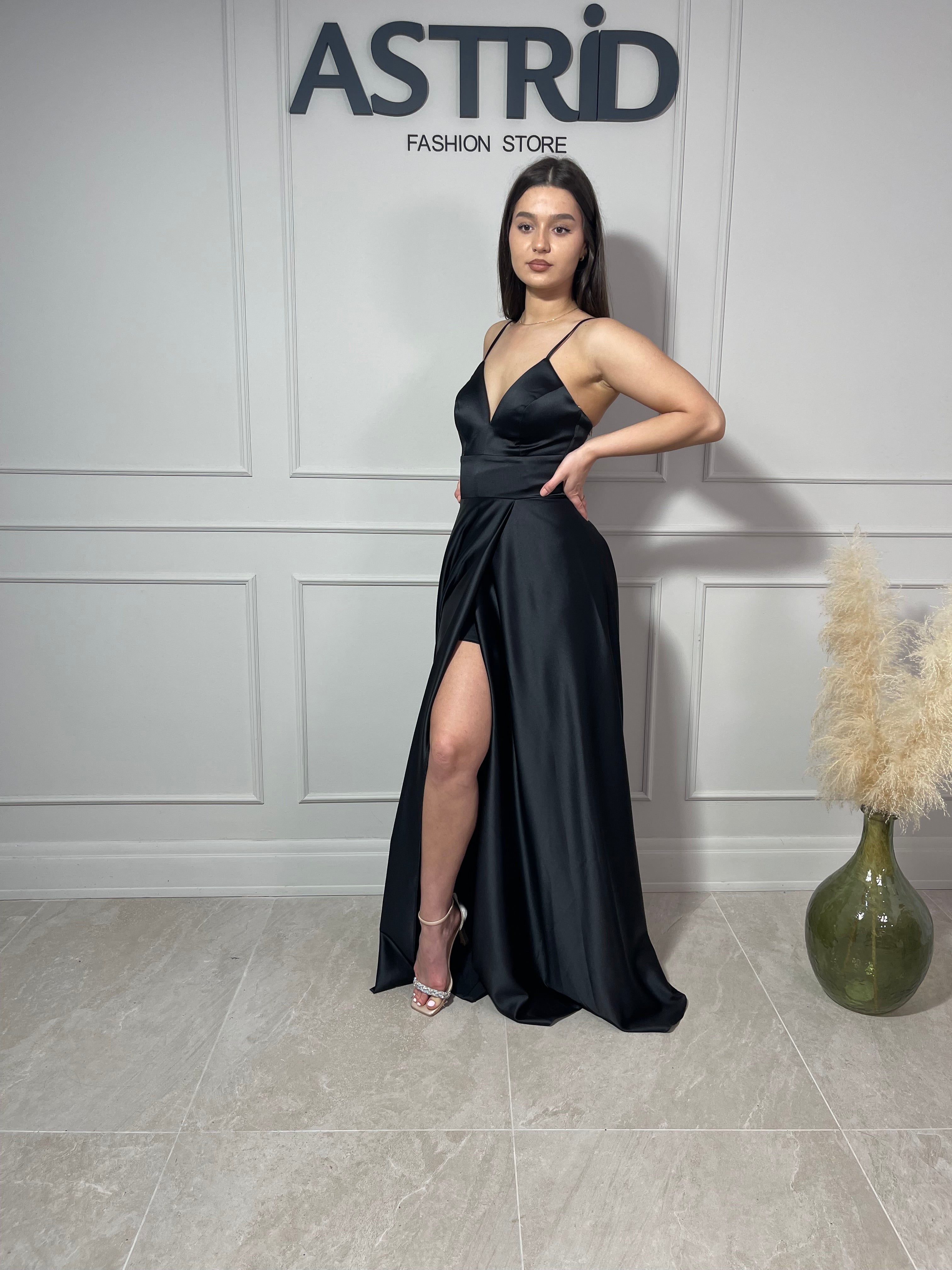 Rochie Cecilia lungă din satin bretele subțiri și crăpătură pe picior