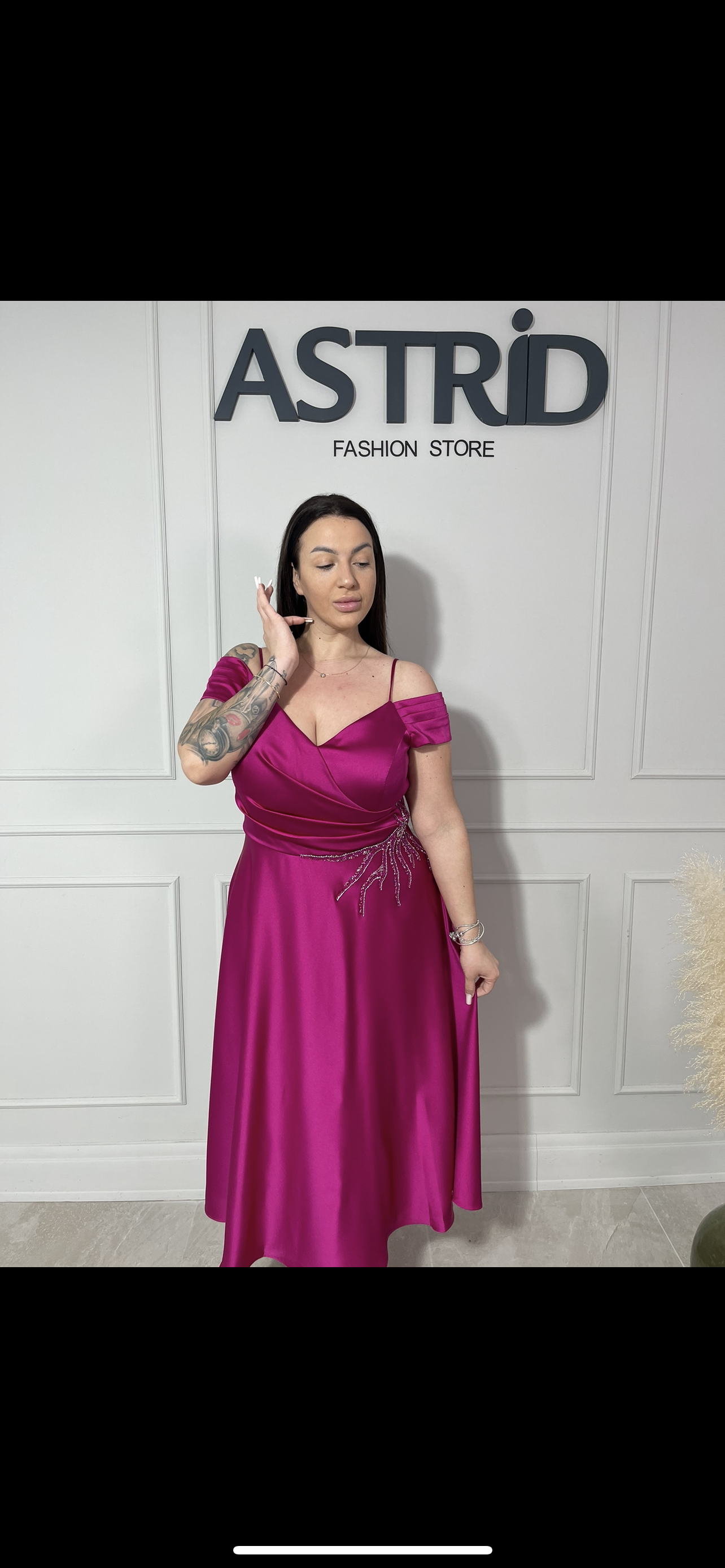 Rochie Clara midi din satin cu pietre la talie și umeri căzuți