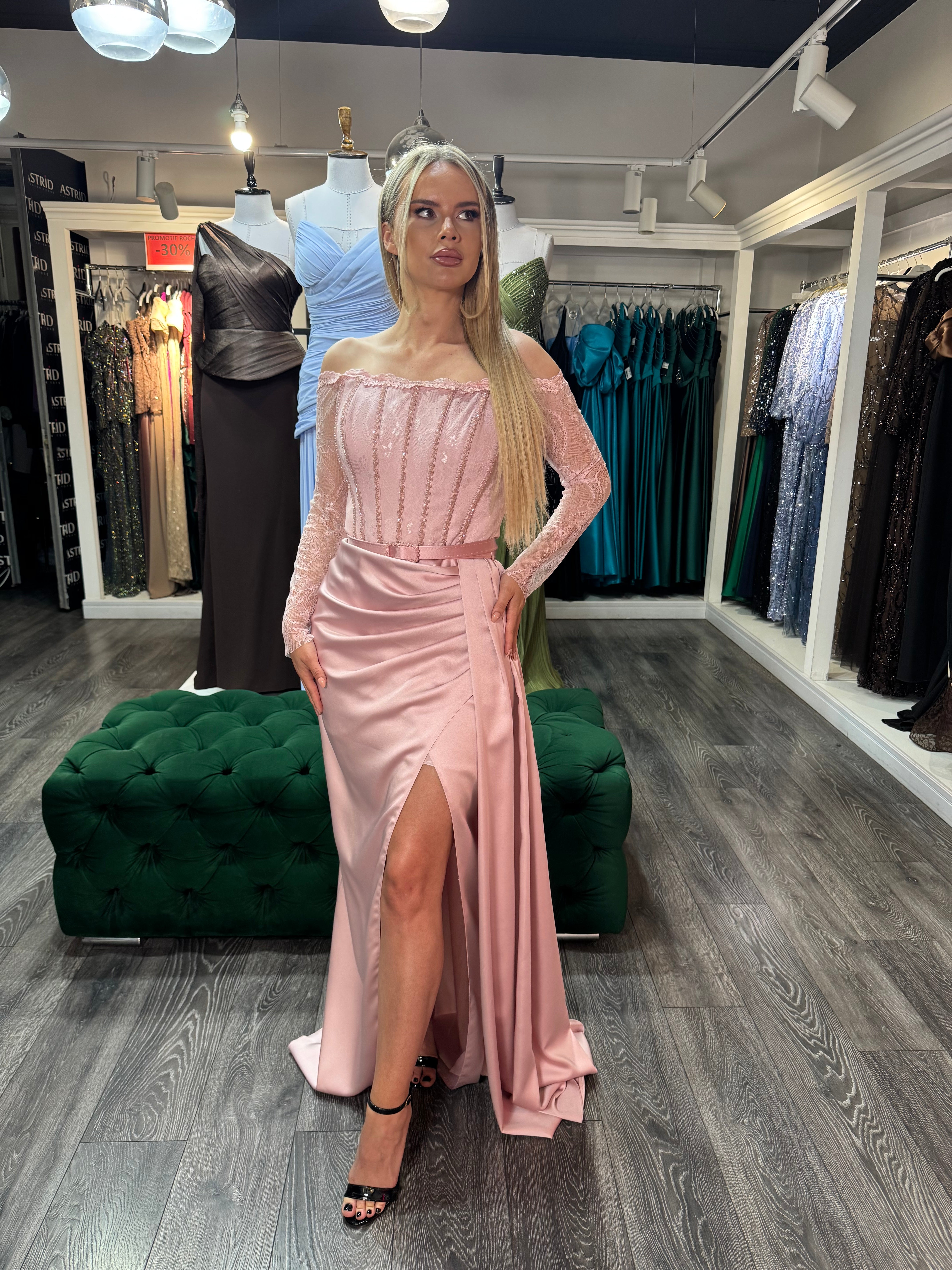 Rochie Gabrielle lunga cu maneci din dantelă si decolteu tip bărcuța