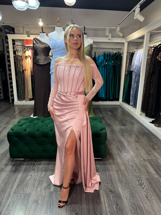 Rochie Gabrielle lunga cu maneci din dantelă si decolteu tip bărcuța