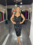 Rochie Olga midi, neagra, accesorizata cu insertii de dantela si paiete pe partea din fata, cupe din tafta, bretele late