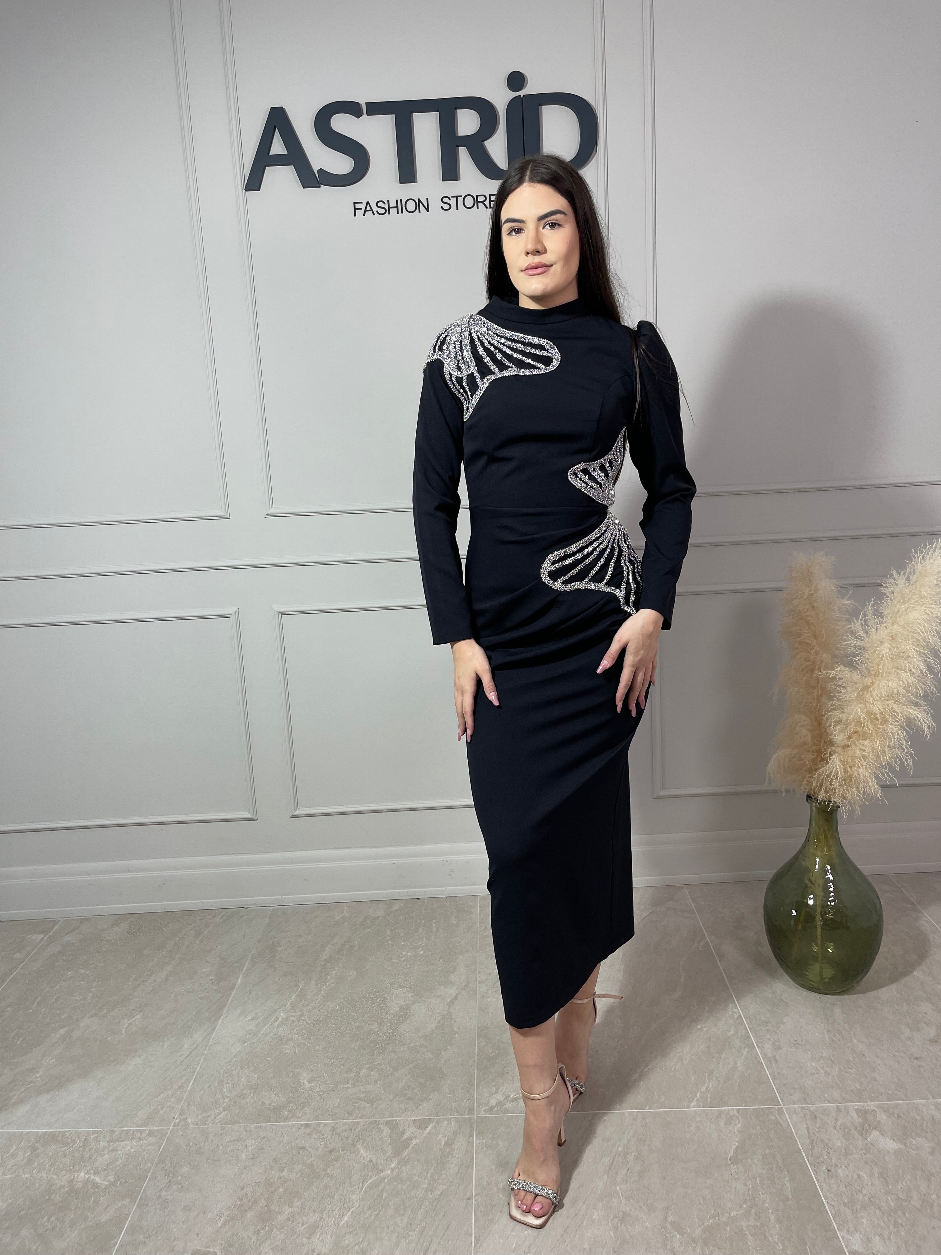 Rochie Laila lungă neagră mânecă lungă și aplicații paiete