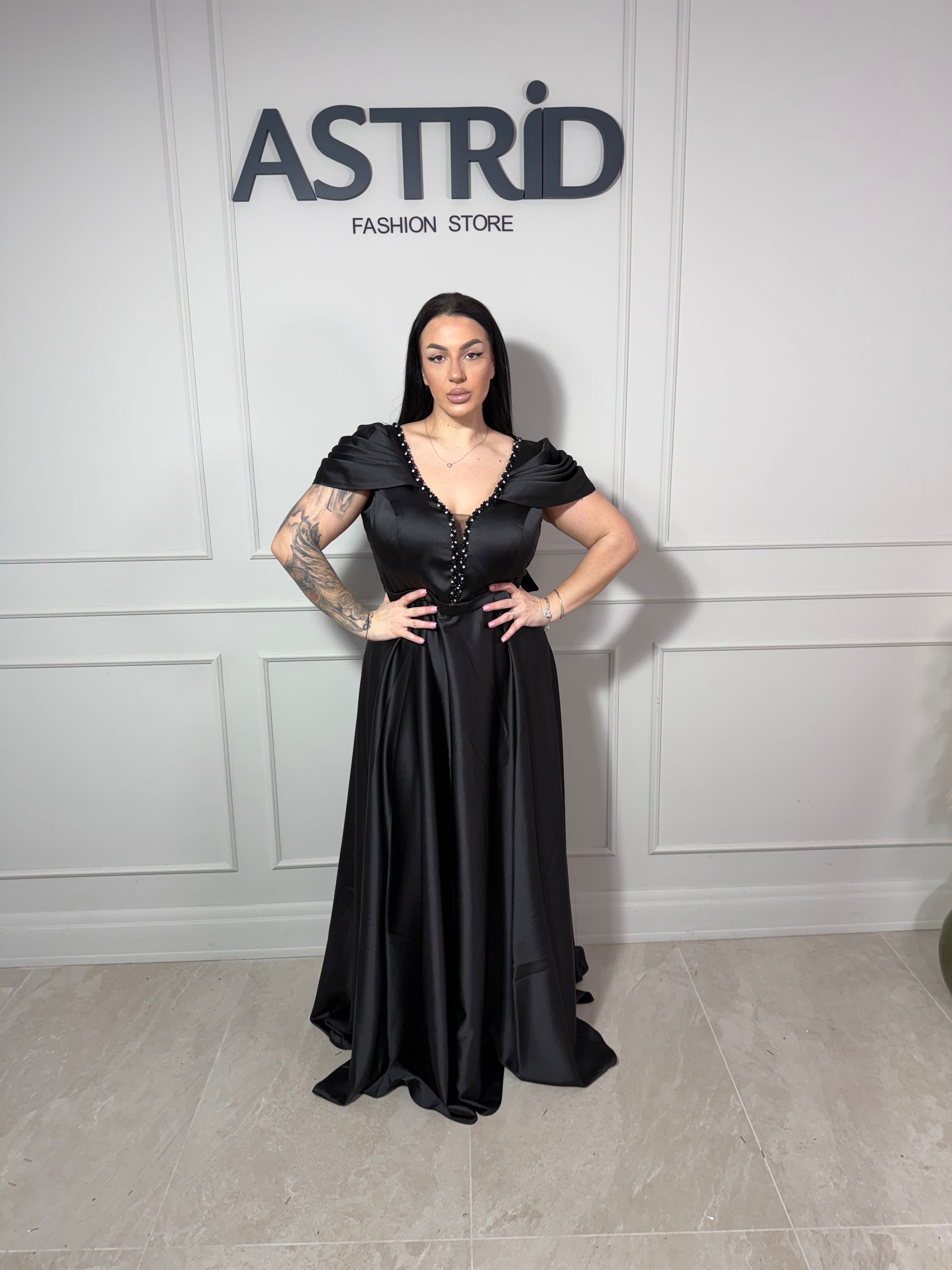 Rochie Cleopatra lungă din satin cu umeri căzuți și aplicații pietre la bust