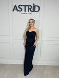 Rochie lungă neagră, elegantă, cu croială tip sirenă și design fără bretele.