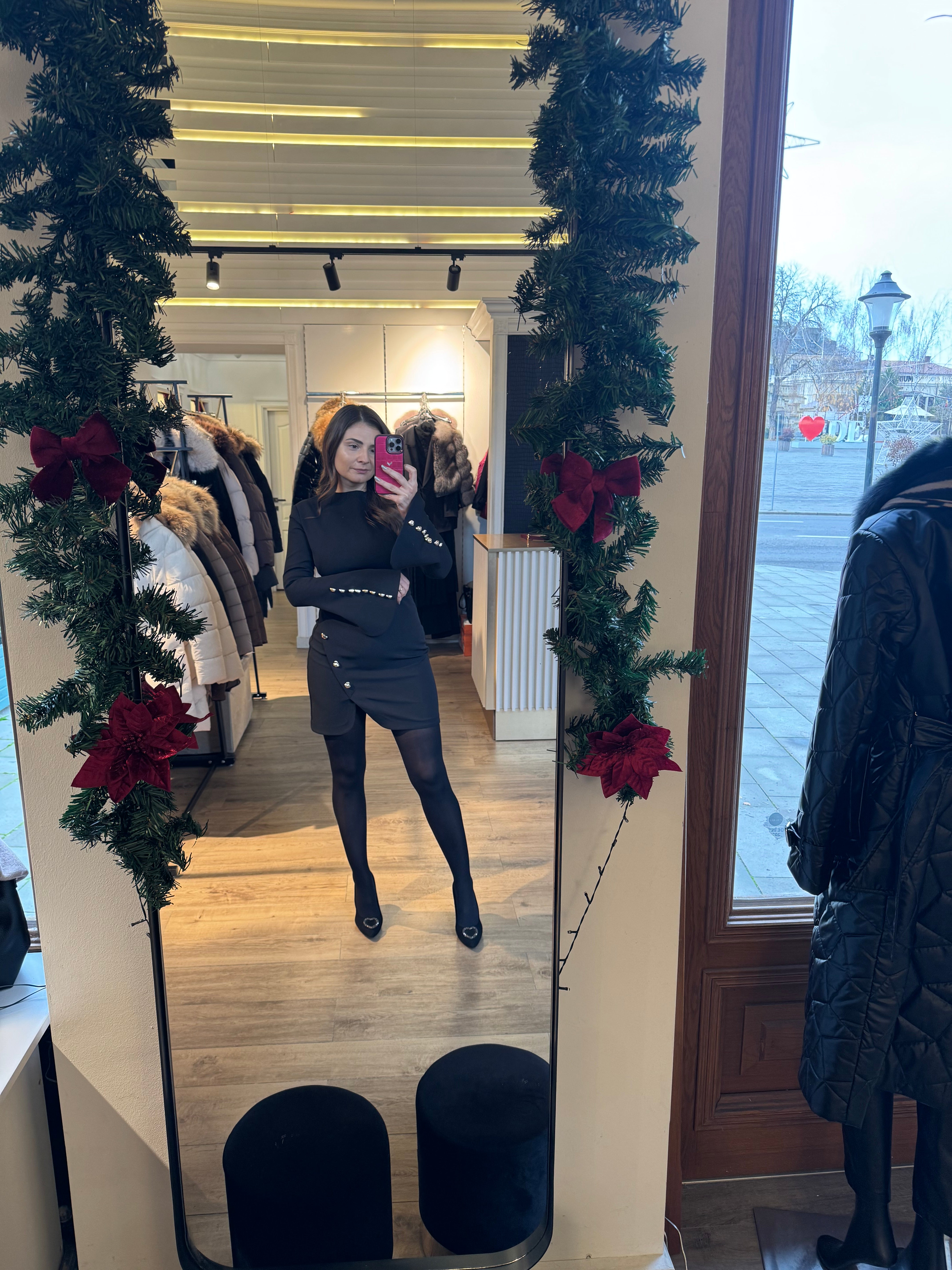 Rochie Nelida scurta cu maneci evazate si aplicatii butoni aurii