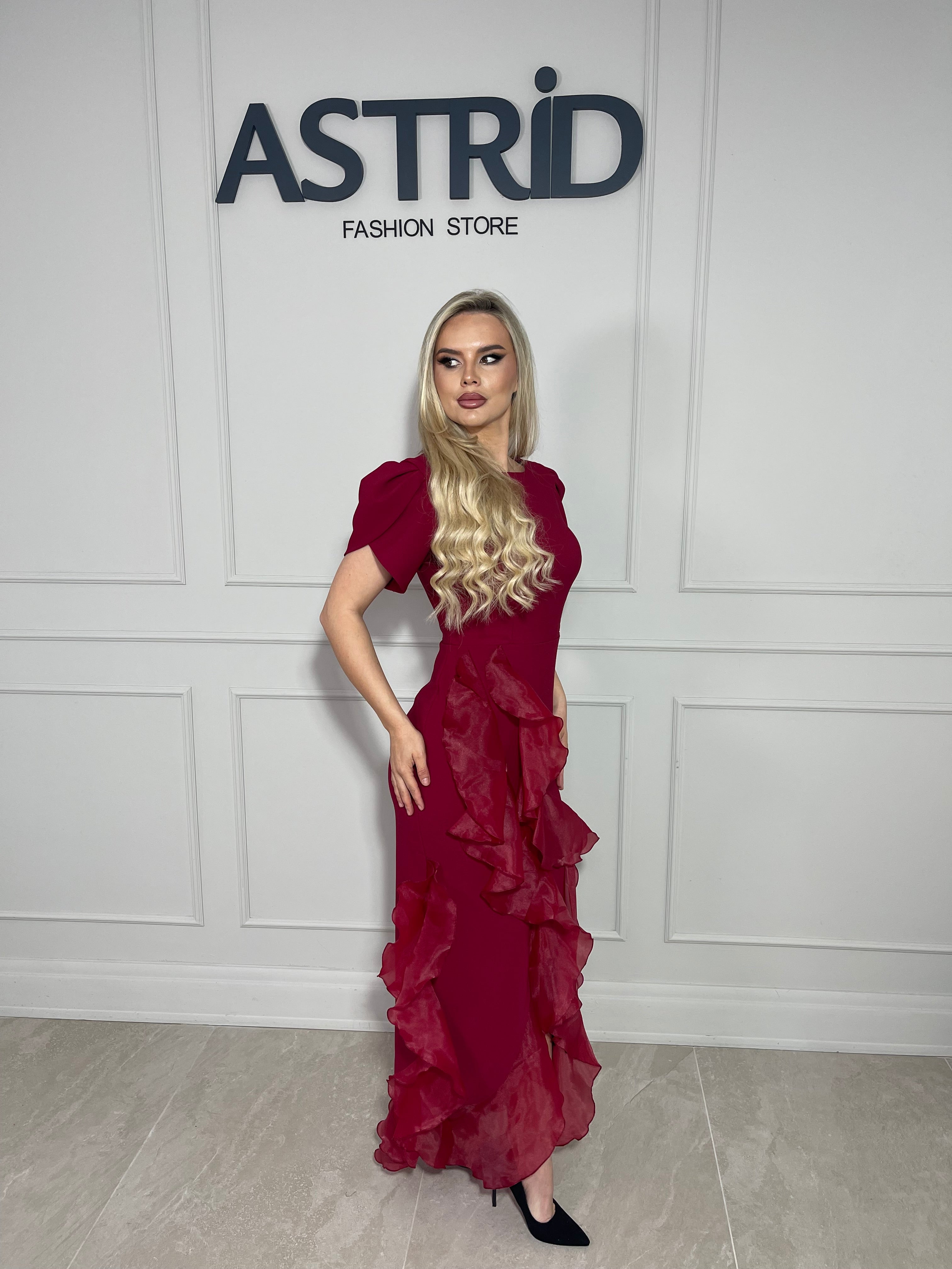 Rochie Sele midi, într-o nuntă vibrantă de bordo, cu croiala cambrata pe talie și ușor asimetrică.