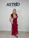 Rochie Sele midi, într-o nuntă vibrantă de bordo, cu croiala cambrata pe talie și ușor asimetrică.