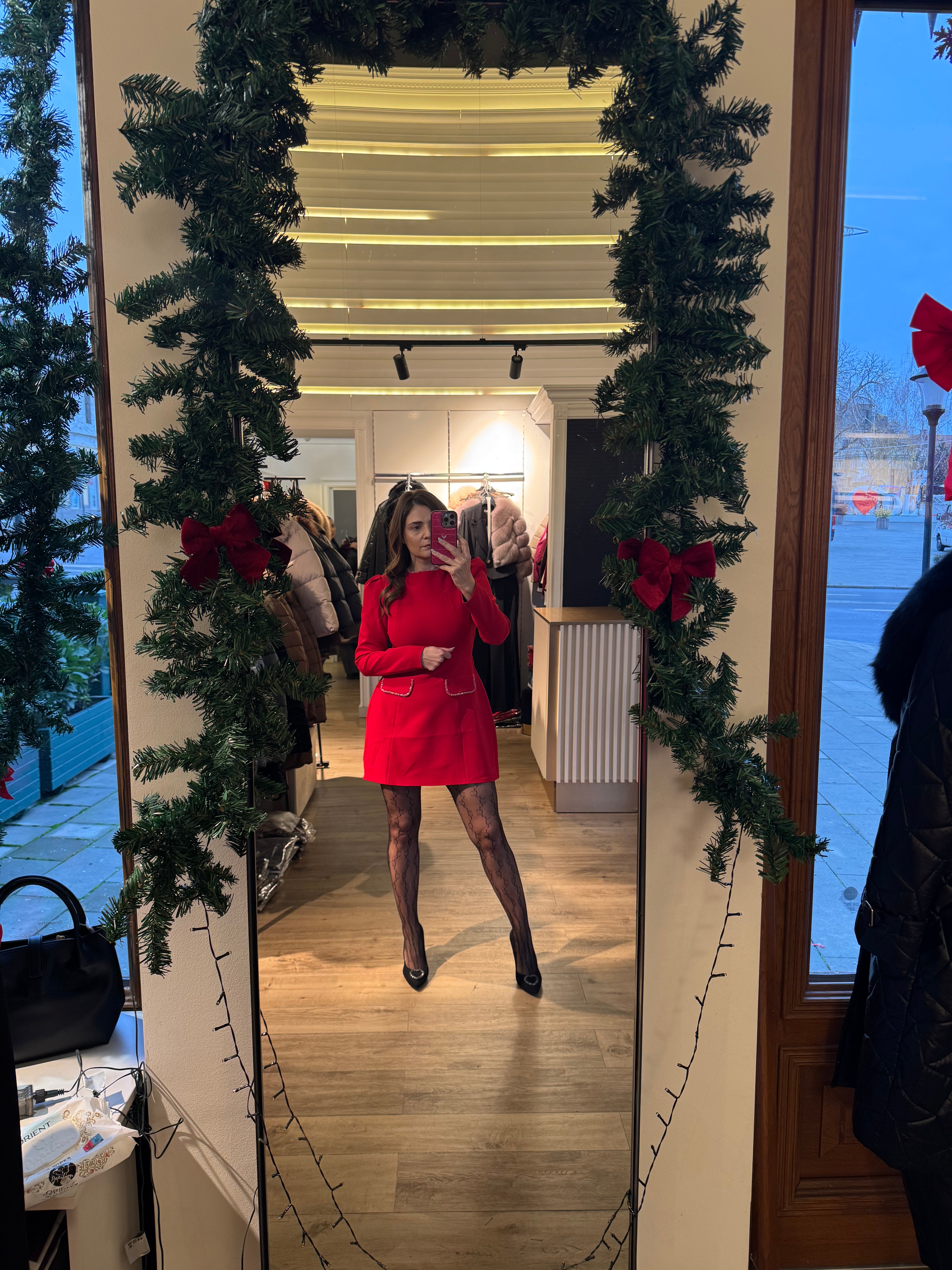 Rochie Nora scurtă cu buzunare și aplicații pietre