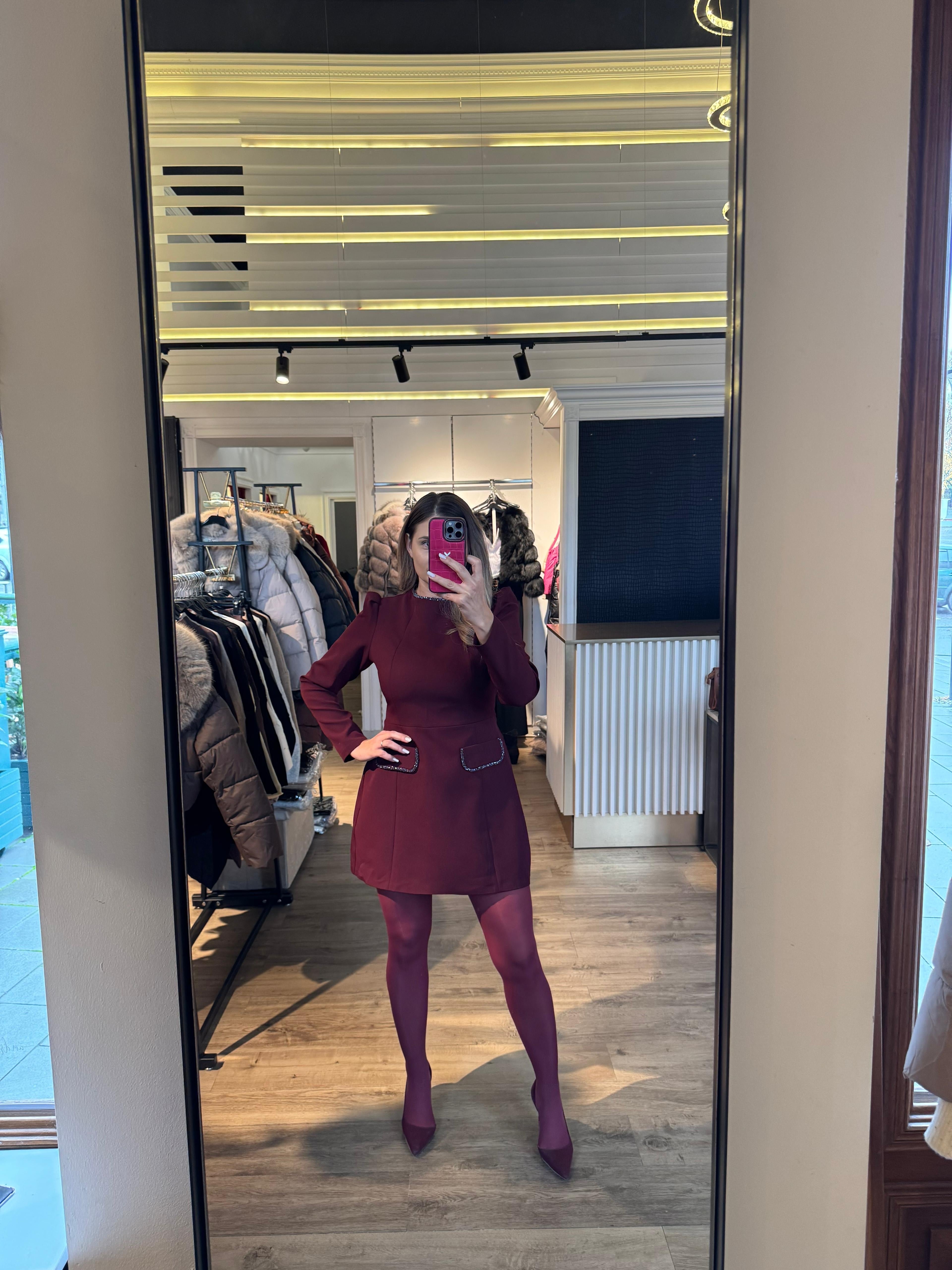 Rochie Nora scurtă cu buzunare și aplicații pietre