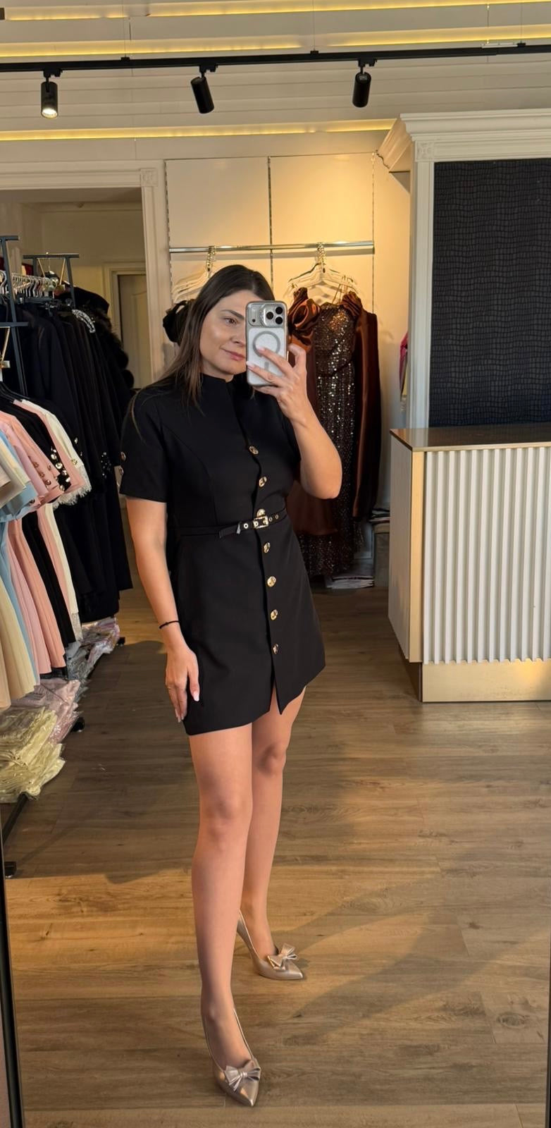 Rochie Clara în cloș cu nasturi aurii și curea în talie