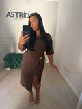 Rochie Charity midi cu ceapatura pe picior si brosa aurie decorativă