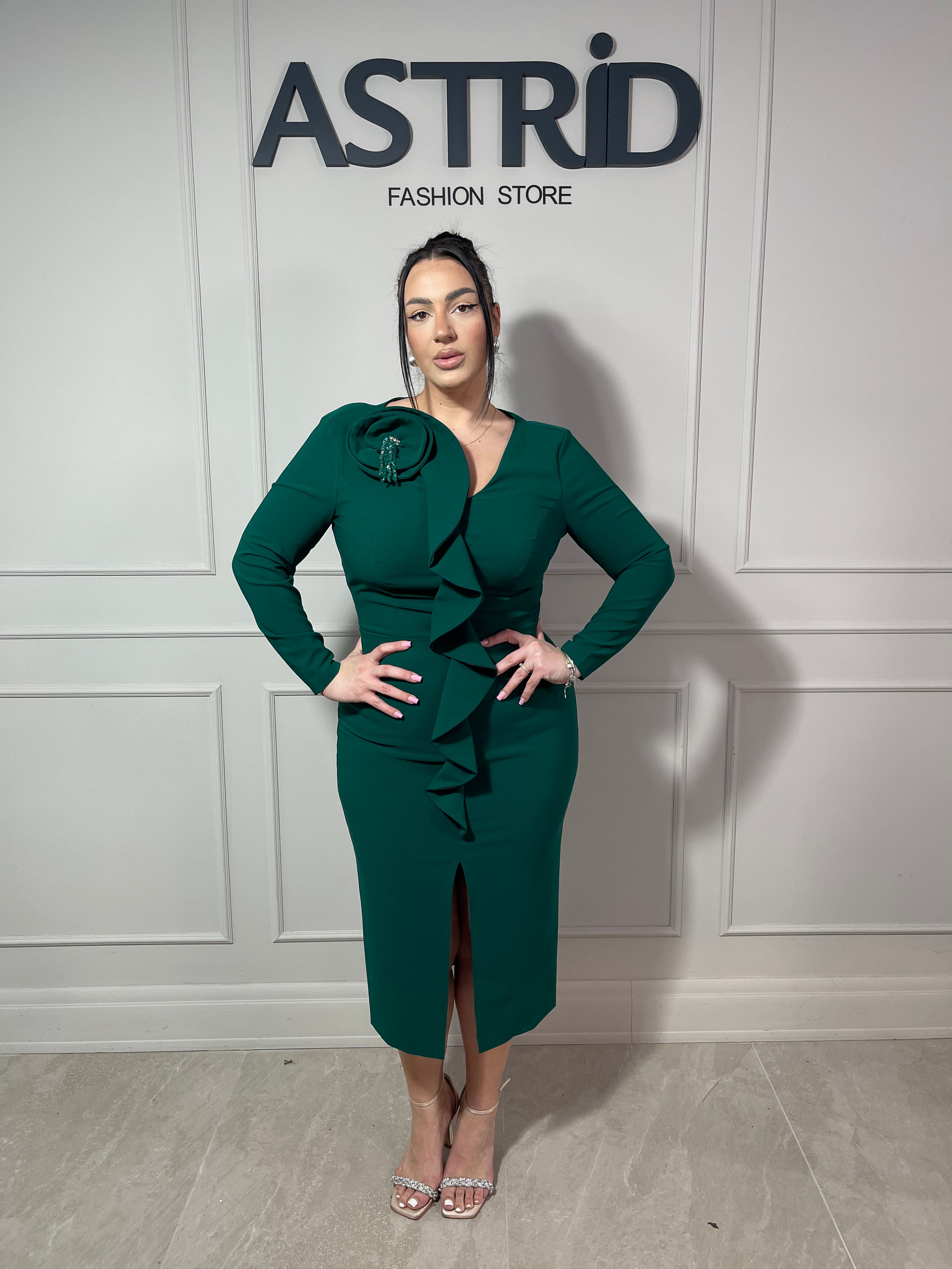 Rochie Anaya midi cu volane și floare pe umăr
