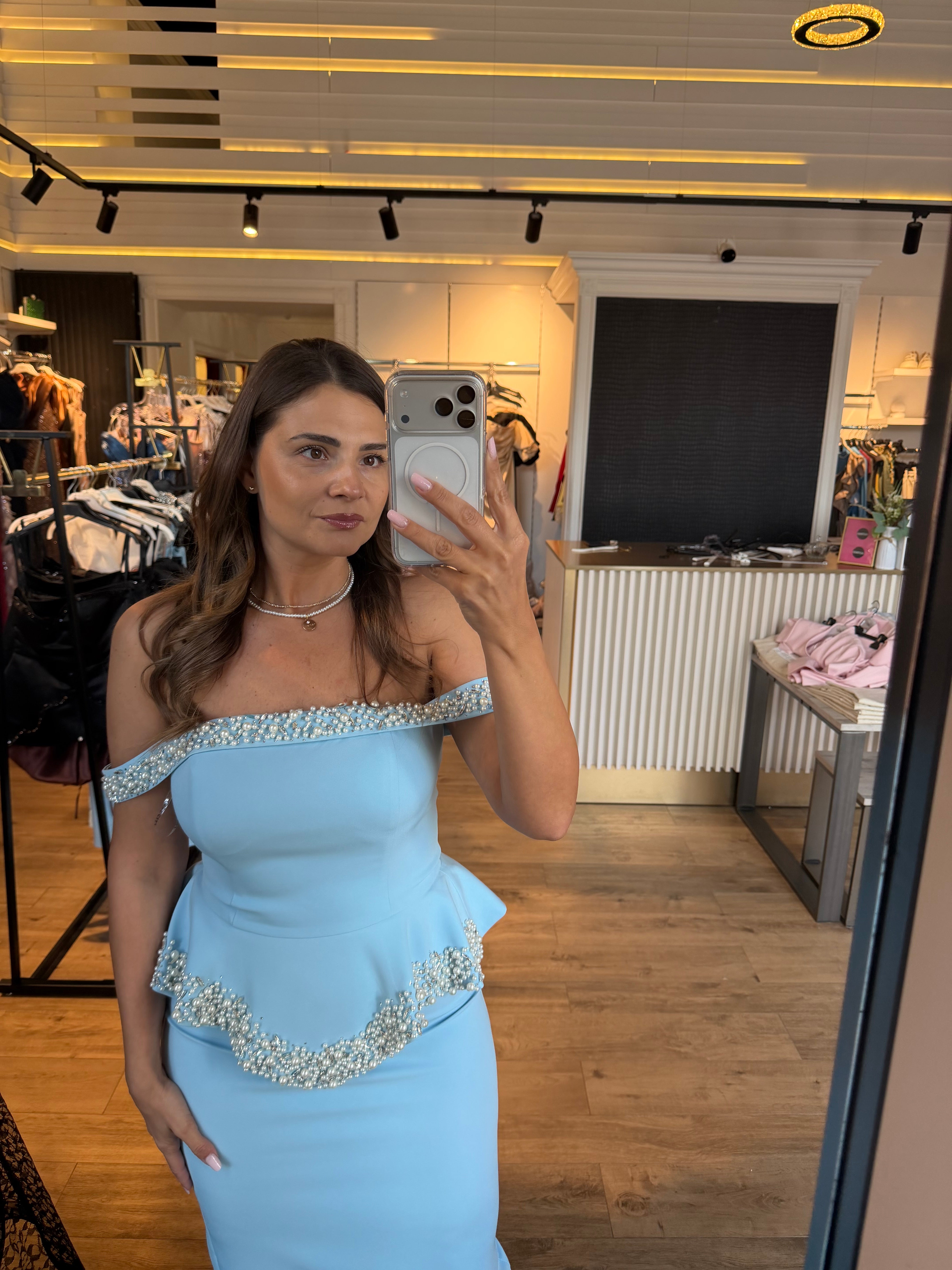 Rochie Delicia midi baby blue accesorizata cu perle si peplum in talie