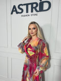 Rochie Natașa lungă, din material fluid multicoloră, ce oferă lejeritate și eleganță.