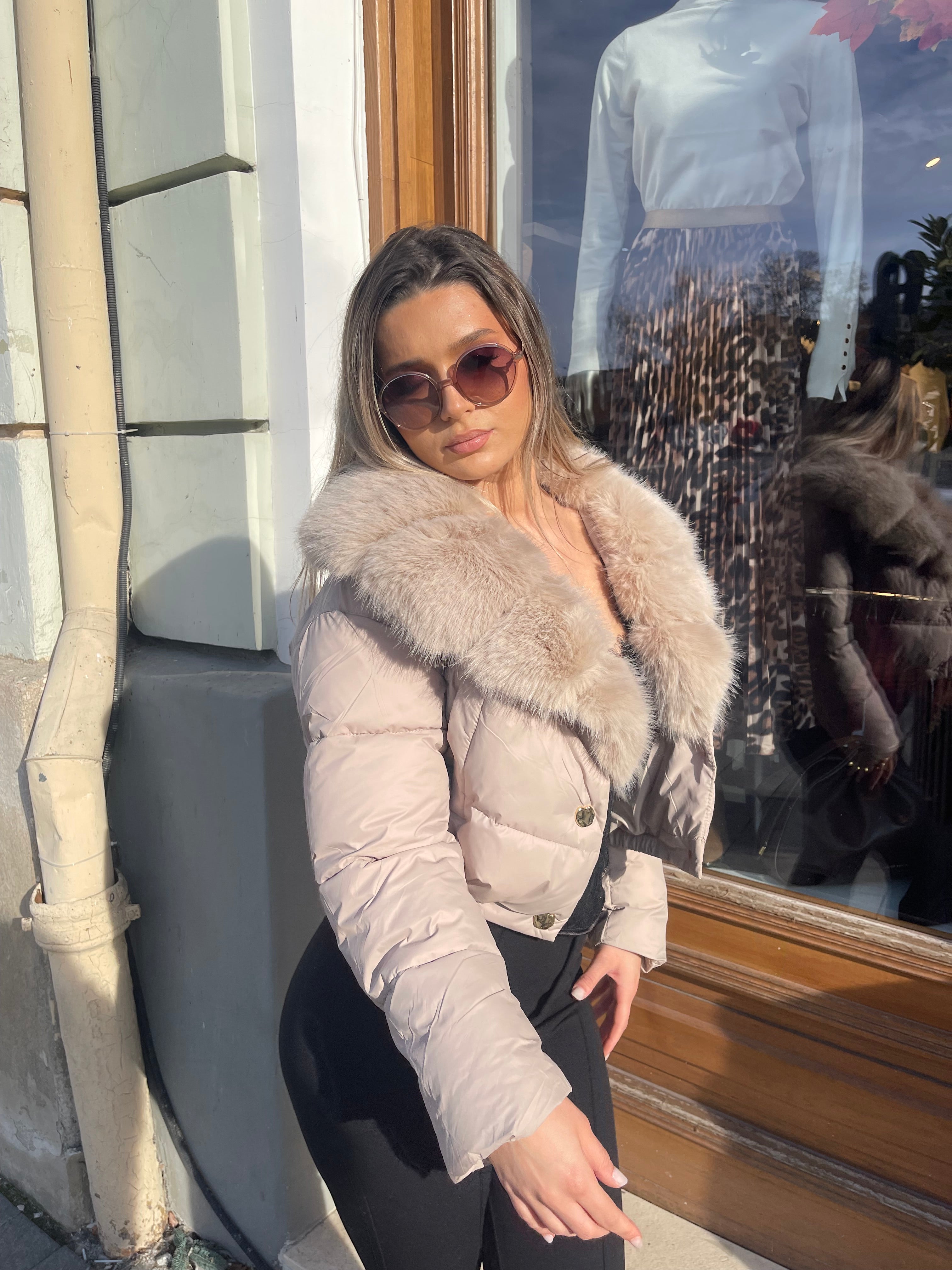 Geaca Eveline scurtă cu elastic în talie și blană la gât