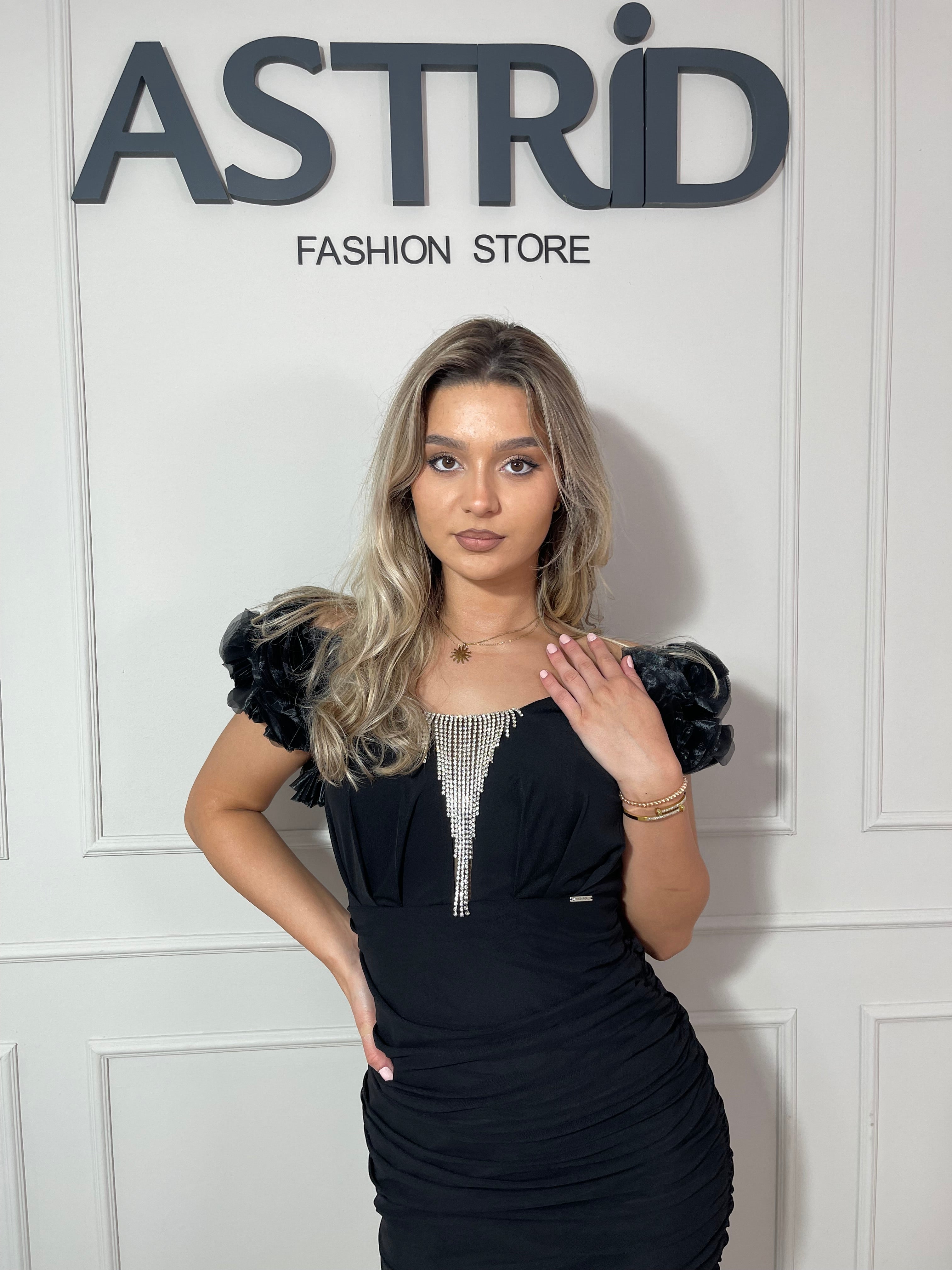 Rochie Paulina midi drapata cu flori pe umăr și aplicații lanț pietre
