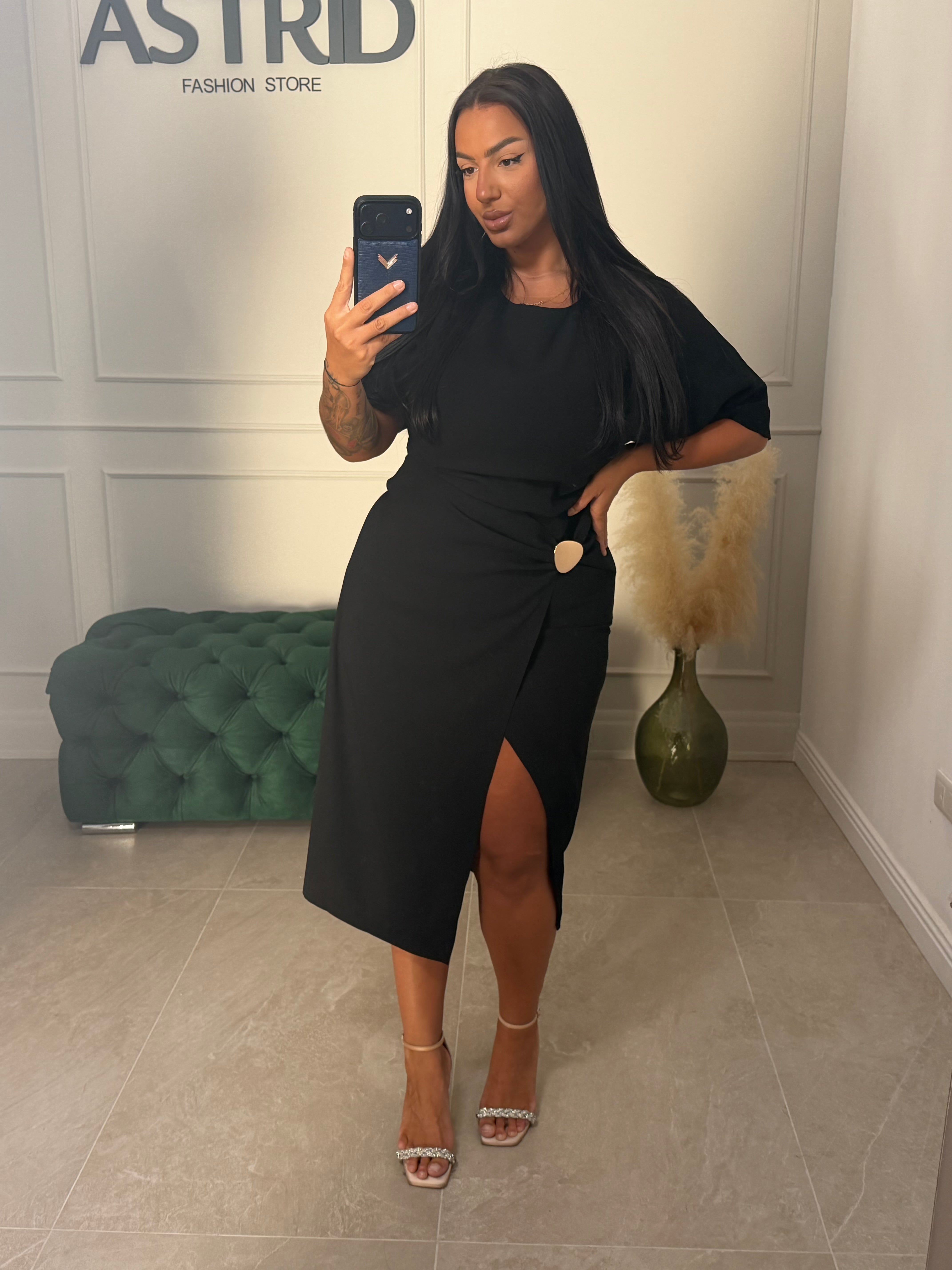 Rochie Charity midi cu ceapatura pe picior si brosa aurie decorativă