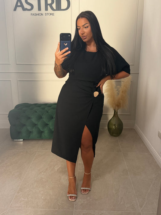 Rochie Charity midi cu ceapatura pe picior si brosa aurie decorativă