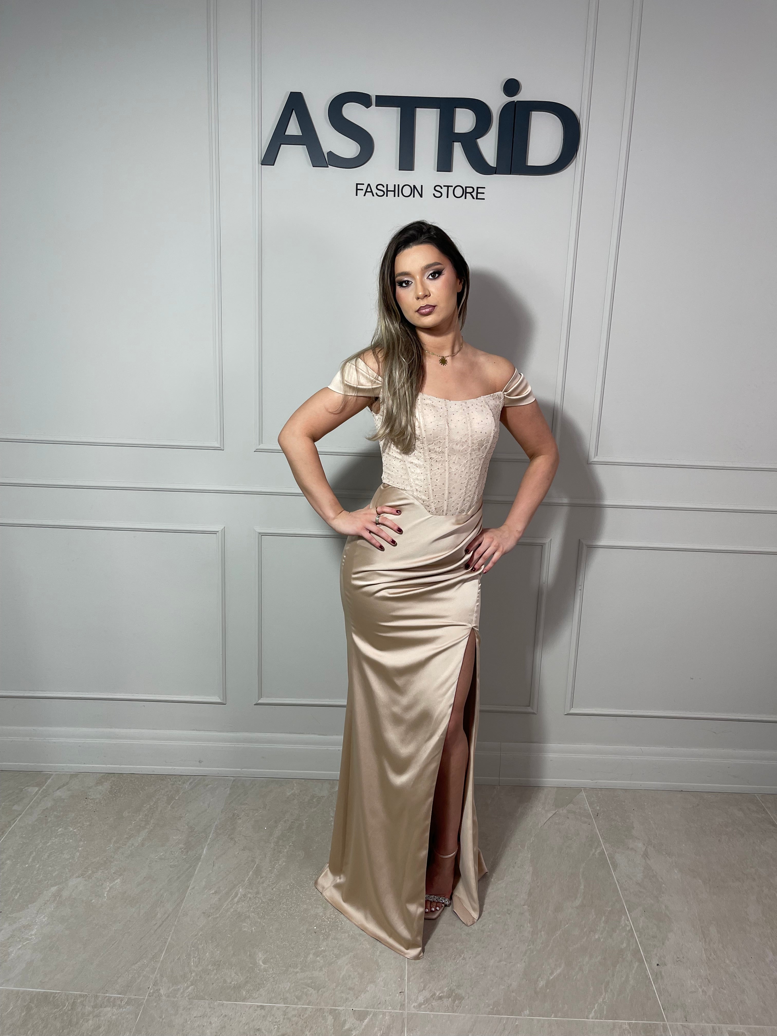 Rochie Debra lungă din satin tip corset umeri căzuți și dantelă la bust