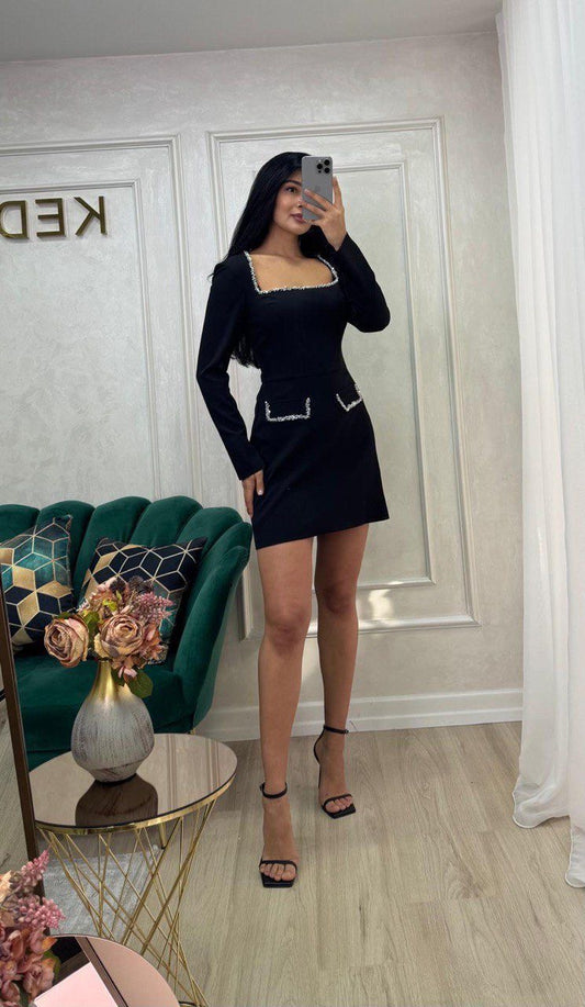 Rochie Amma scurtă mânecă lungă și decolteu pătrat accesorizat cu pietre