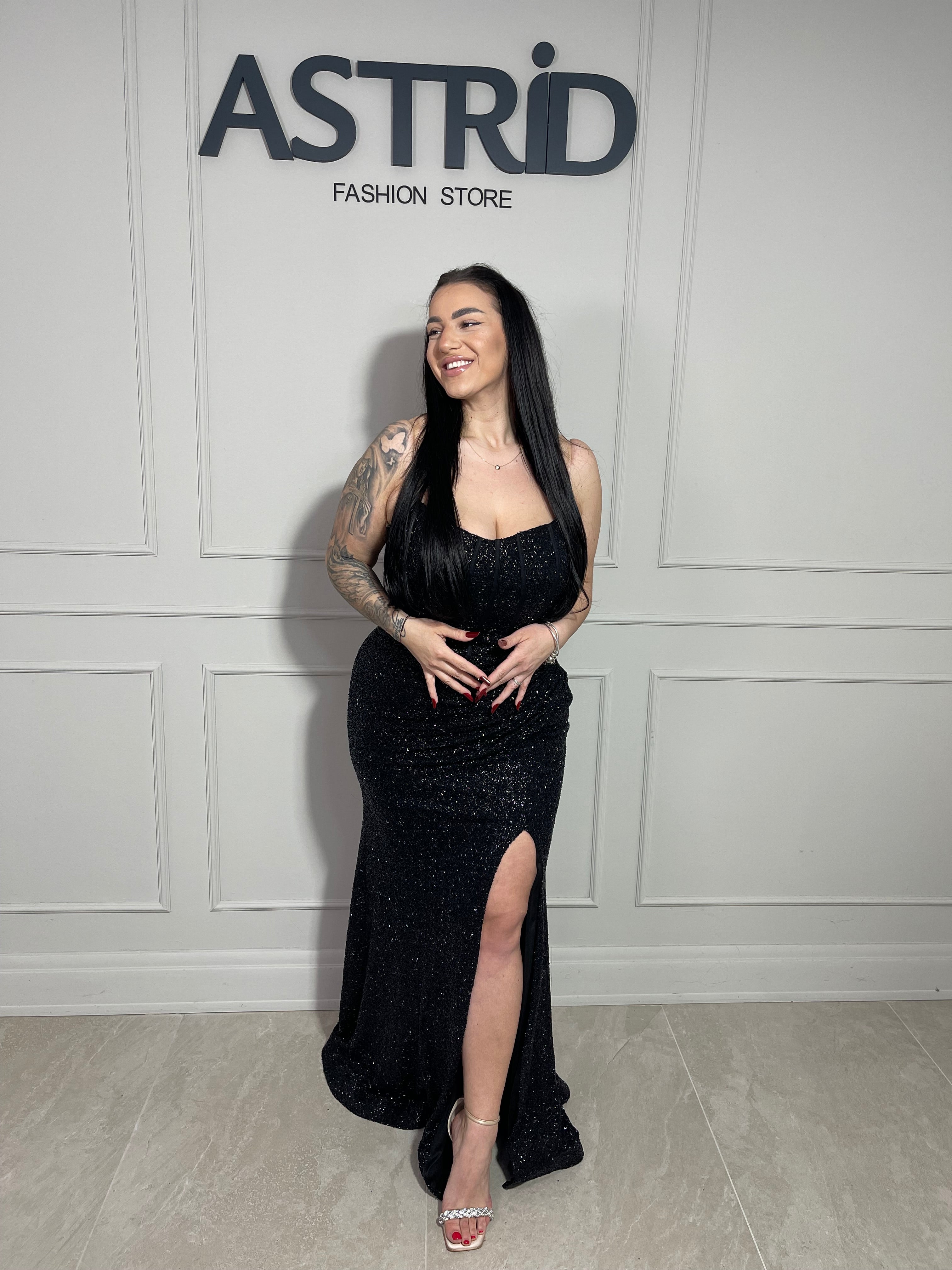Rochie Any lungă, neagră cu accente aurii și inserții de sclipici, ce oferă un efect elegant și sofisticat.