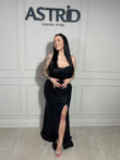 Rochie Any lungă, neagră cu accente aurii și inserții de sclipici, ce oferă un efect elegant și sofisticat.