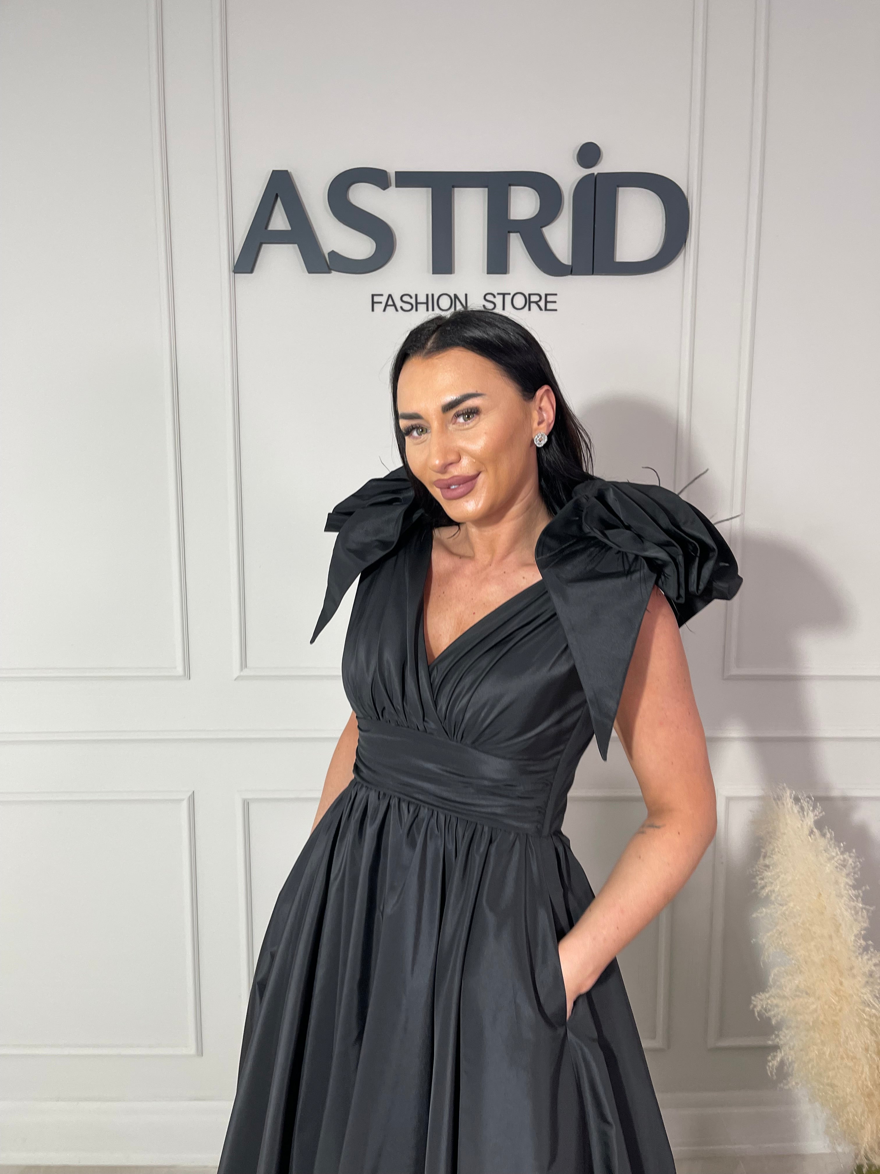 Rochie Olivia lungă din tafta cu buzunare și flori pe umăr