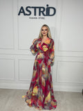 Rochie Natașa lungă, din material fluid multicoloră, ce oferă lejeritate și eleganță.