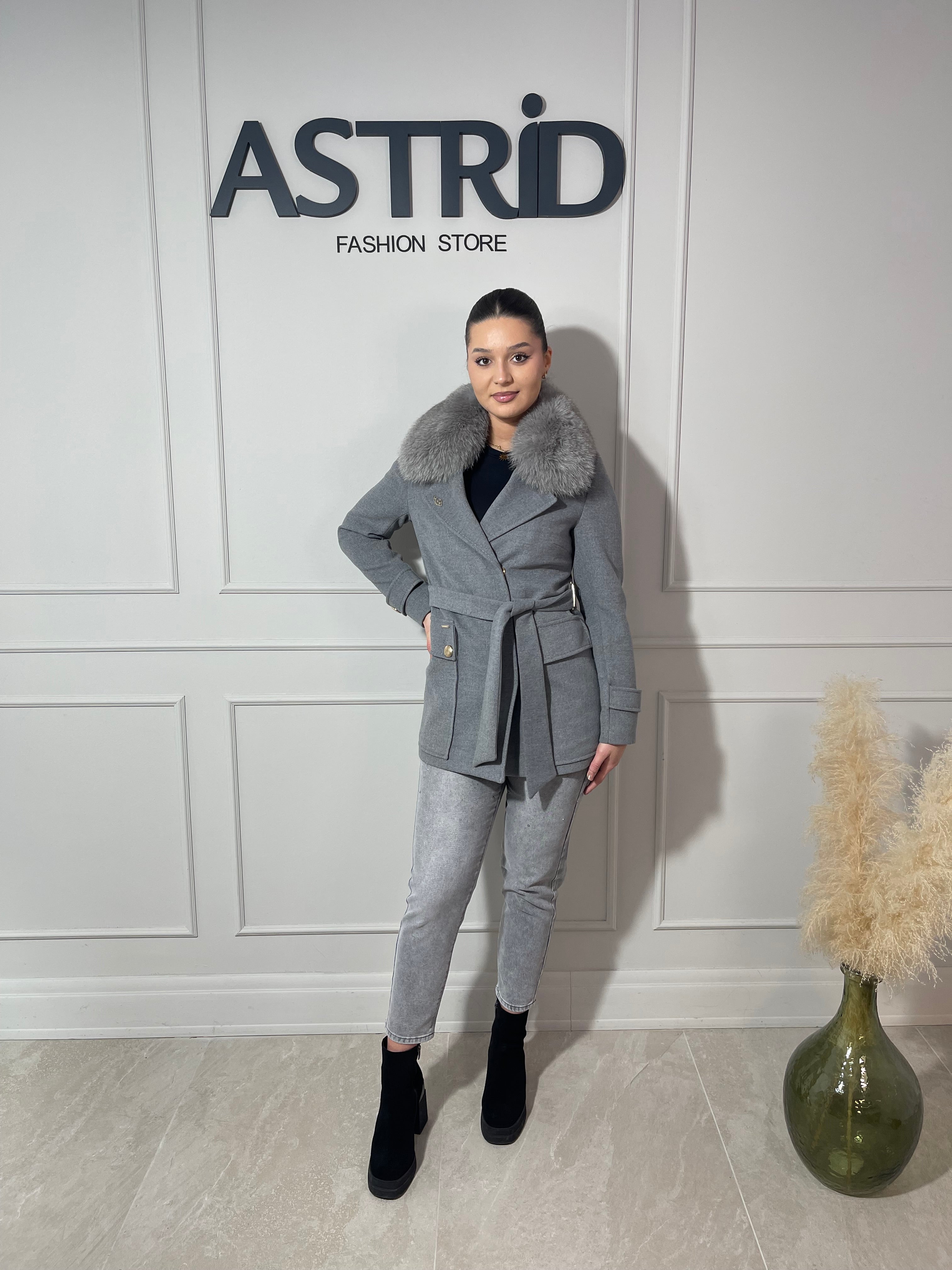 Palton Diandra scurtă din cașmir cu blană naturală și cordon în talie