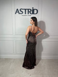 Rochie Caro lungă din satin cu aplicații pietre și închidere pe corset