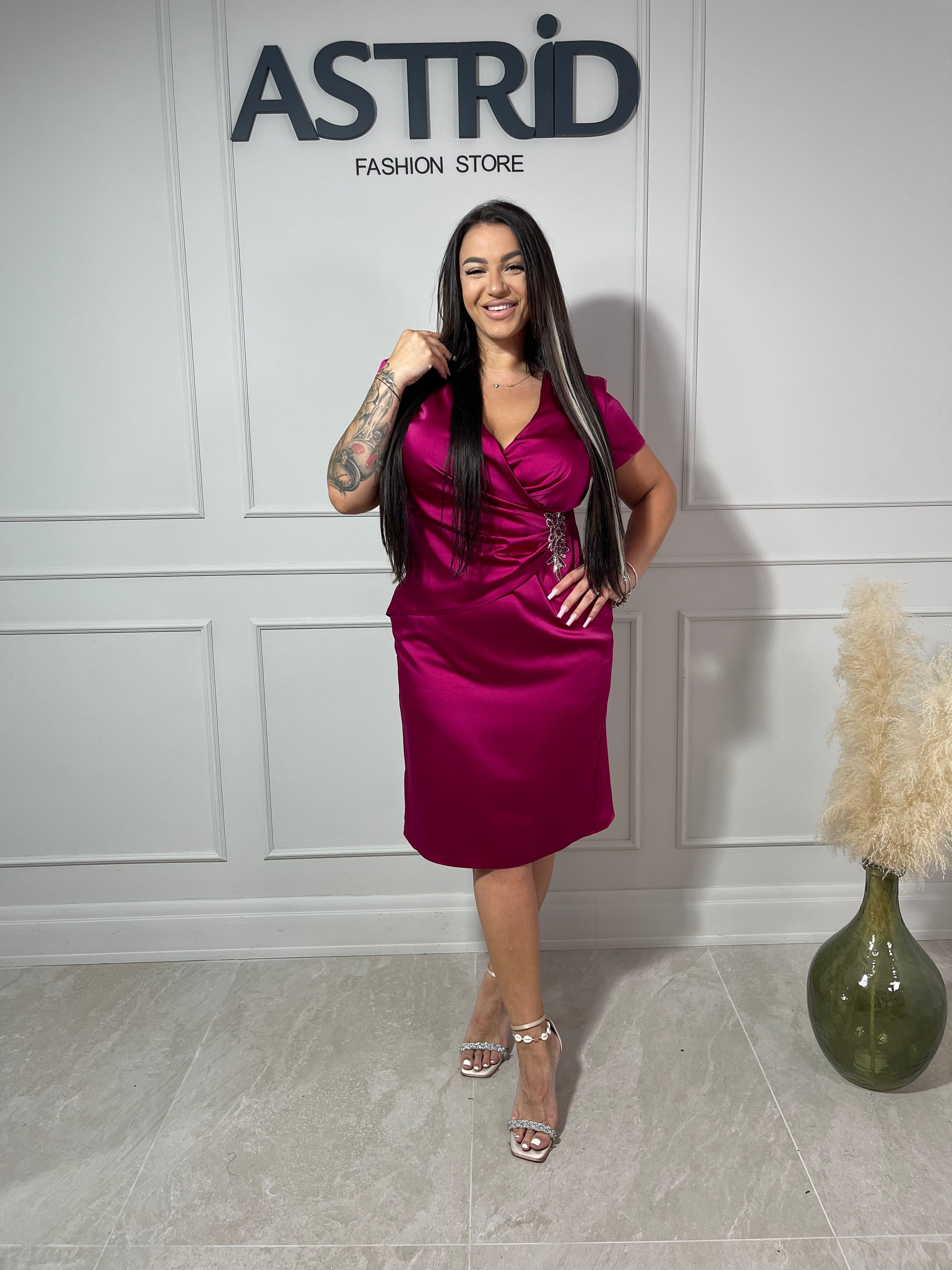 Rochie Caro midi din satin cu aplicații pietre talie