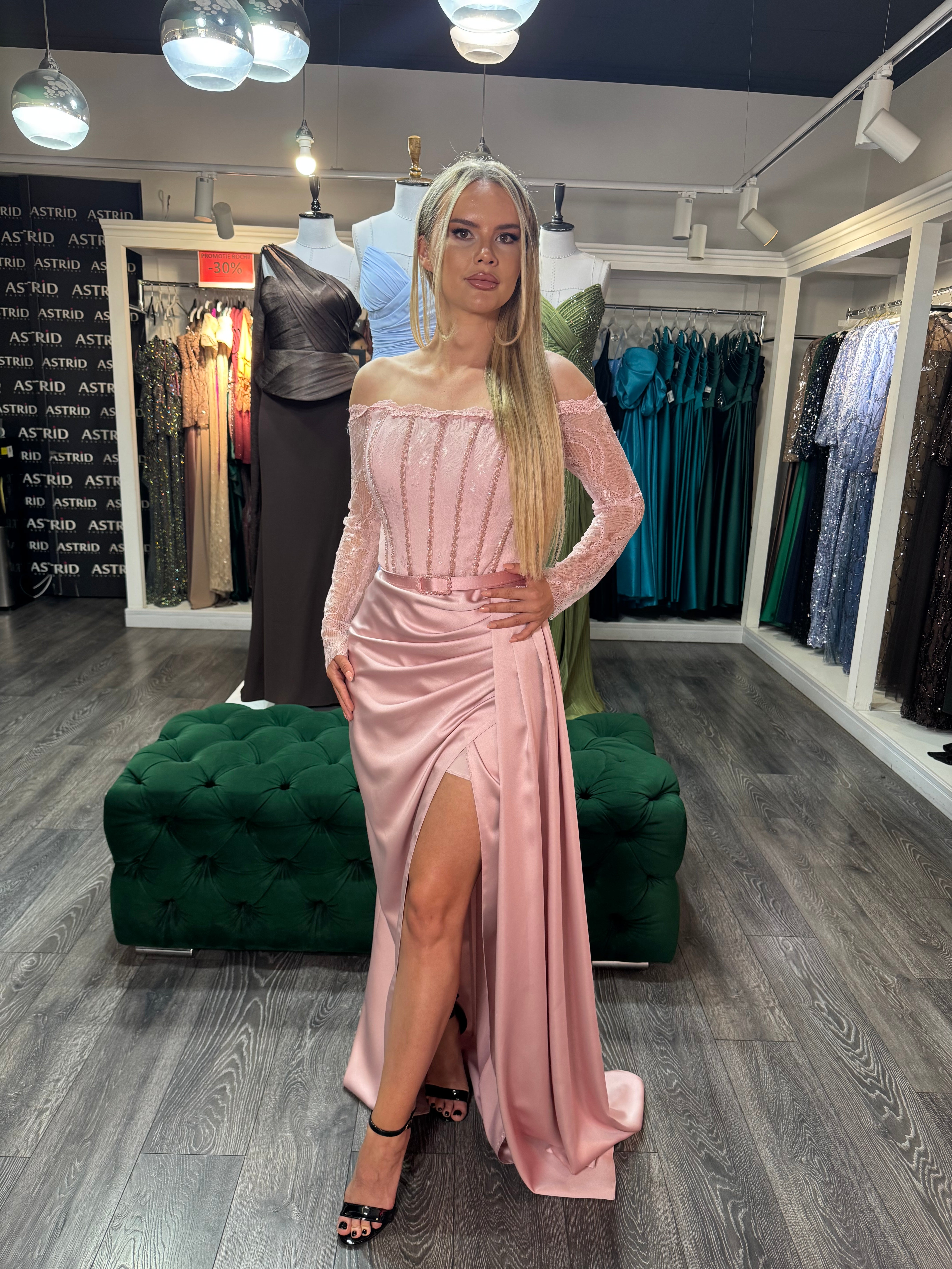 Rochie Gabrielle lunga cu maneci din dantelă si decolteu tip bărcuța