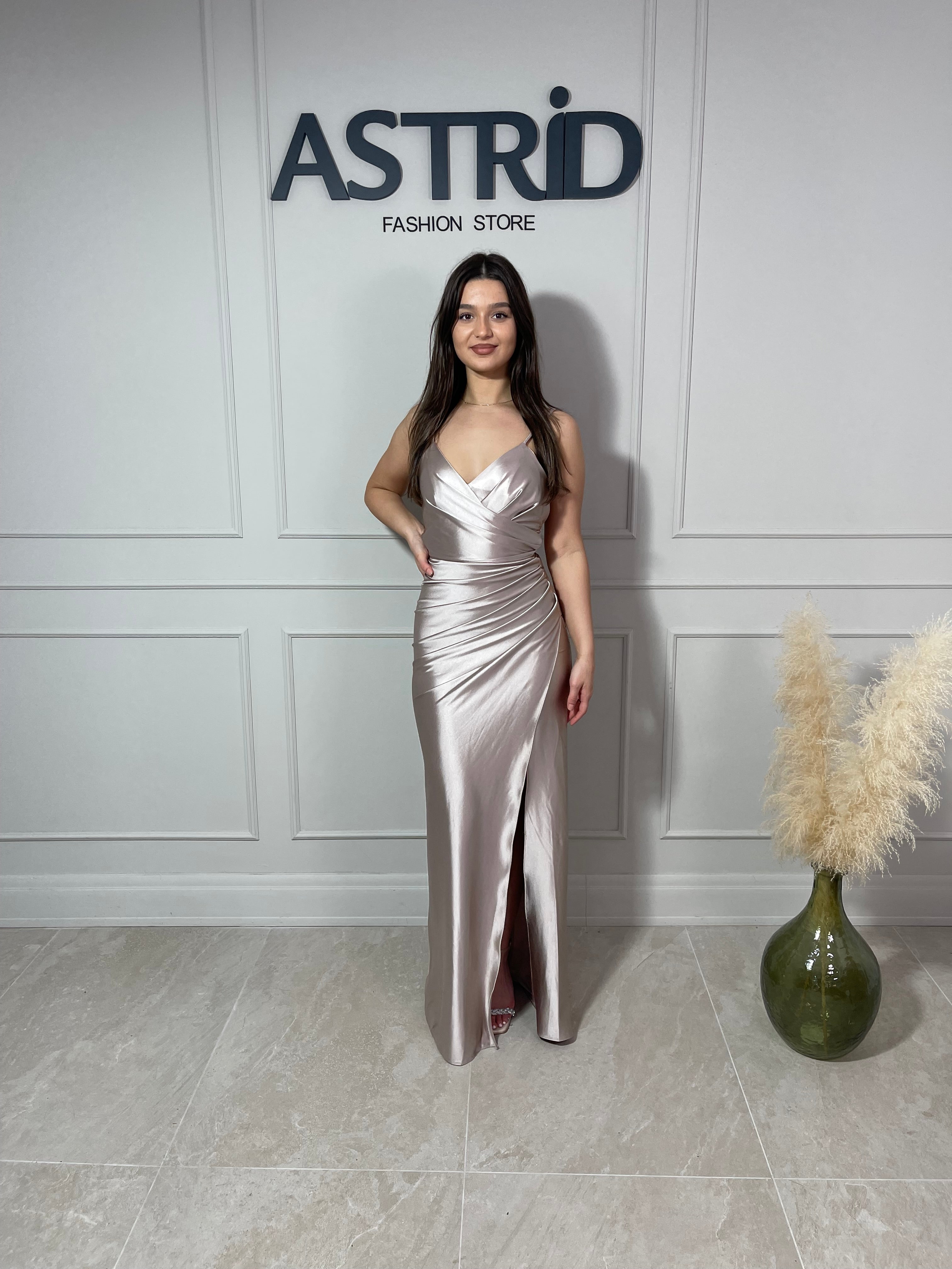 Rochie Devon lungă din licra pe corp crăpătură pe picior și corset la spate