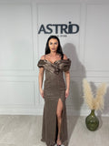 Rochie Mera lungă decolteu tip bărcuță și aplicații pietre și sclipici