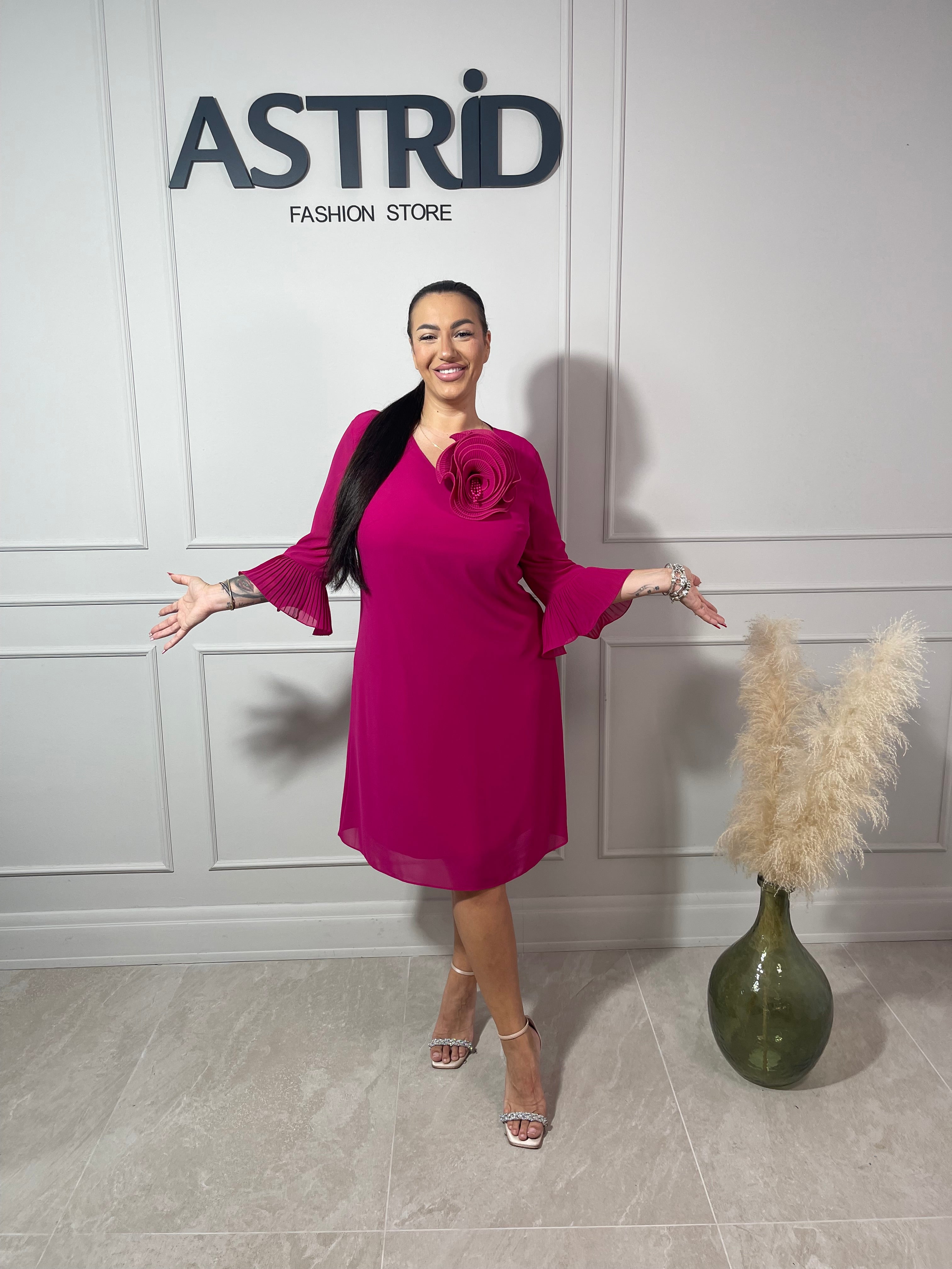Rochie Jaklin midi fucsia mânecă clopot și accesoriu floare