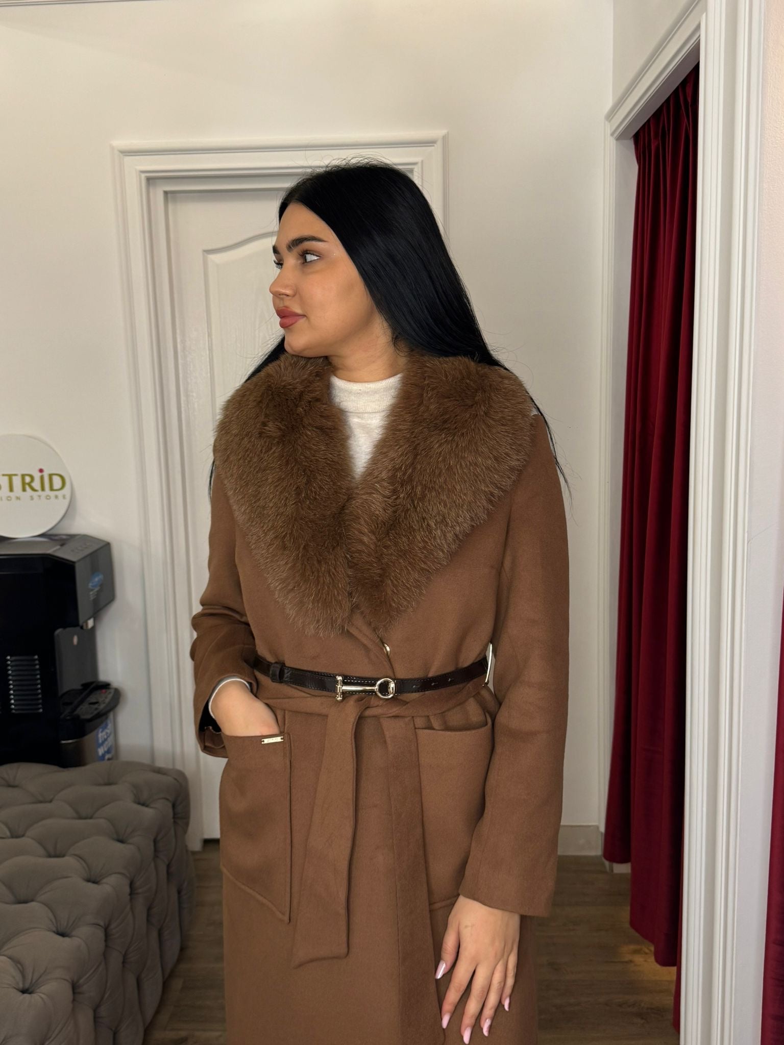 Palton Eveline cu blană la guler și curea în talie