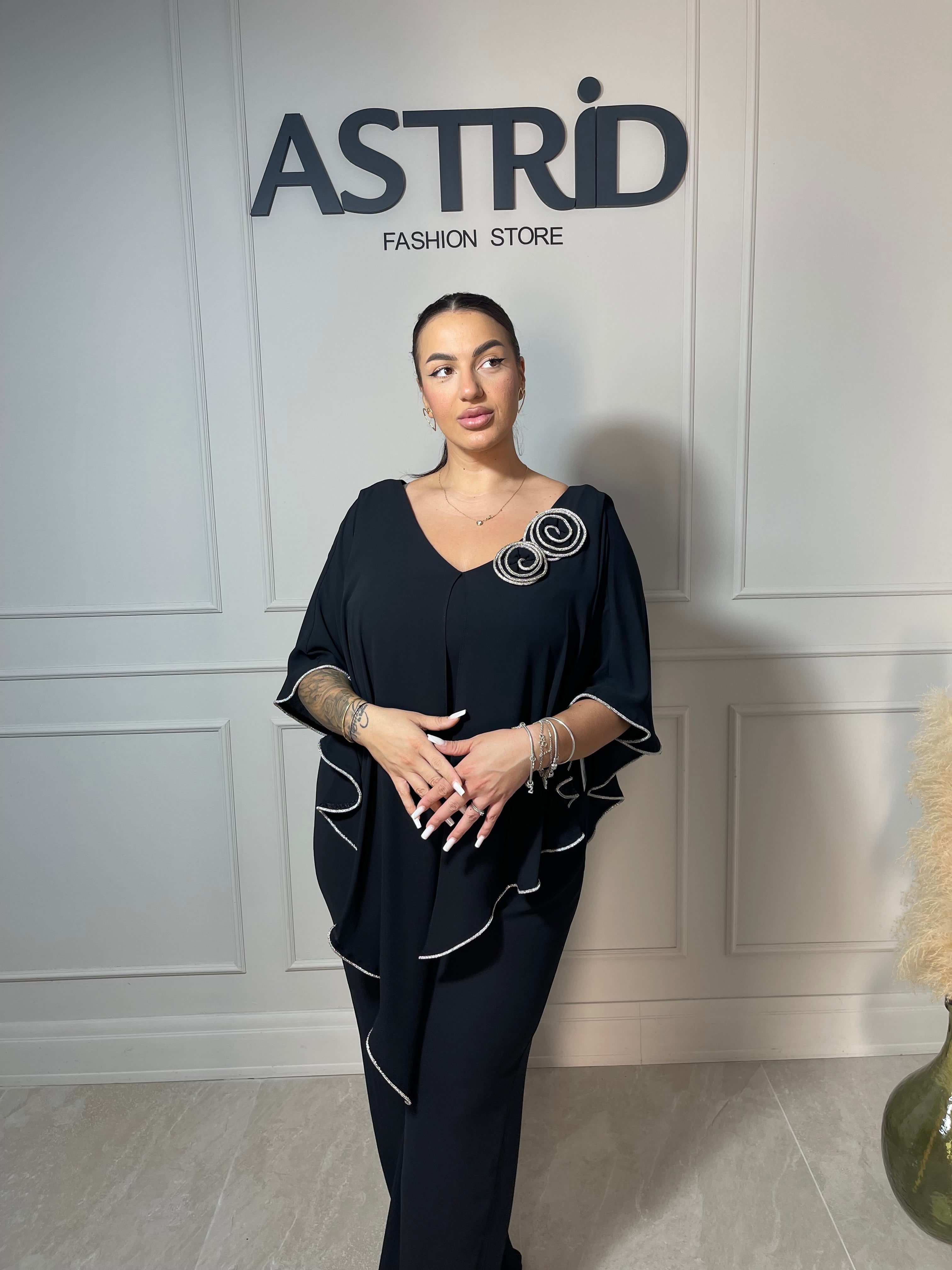 Salopetă Mely neagră asimetrică din voal și flori pe umăr
