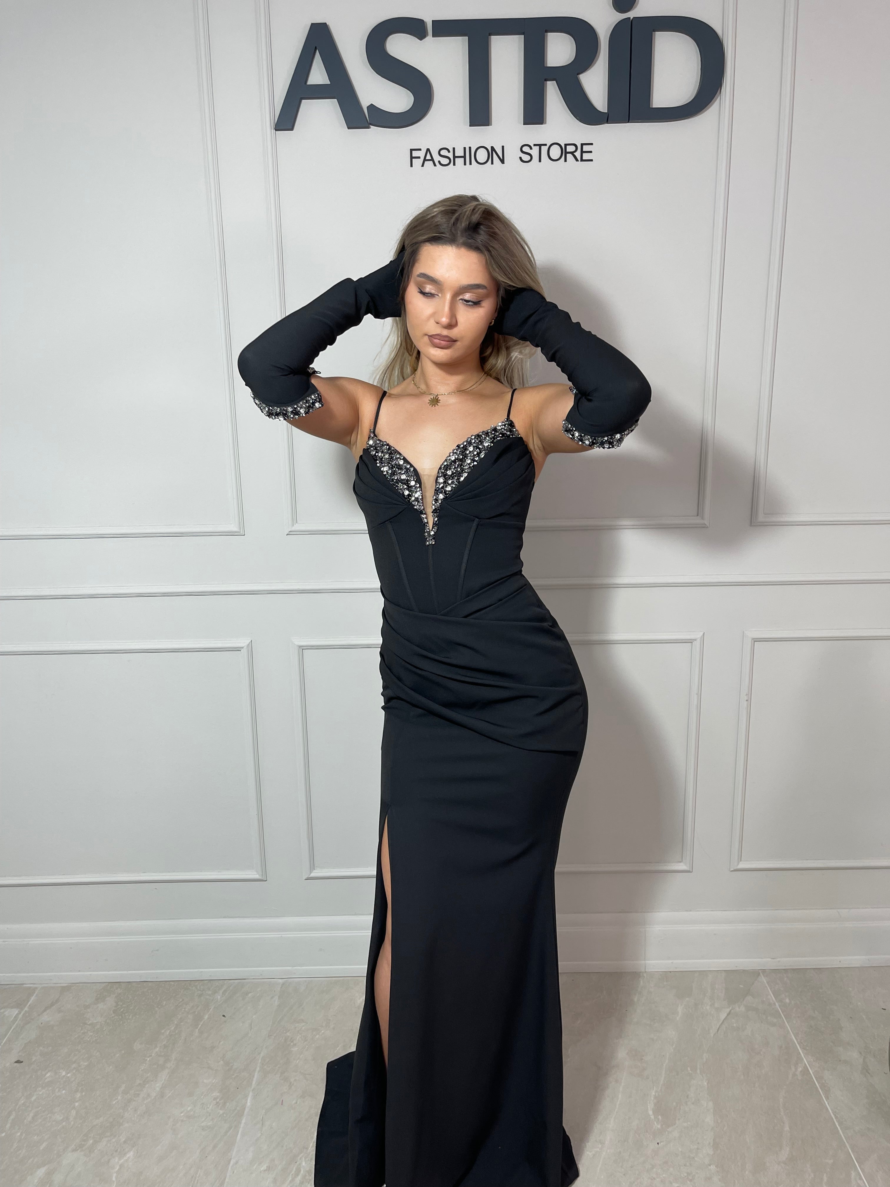Rochie Grațiela lungă falduri în talie aplicații pietre la bust și accesorizata cu mănuși