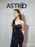 Rochie Ivy lungă din satin pe un umăr cu aplicații trandafiri