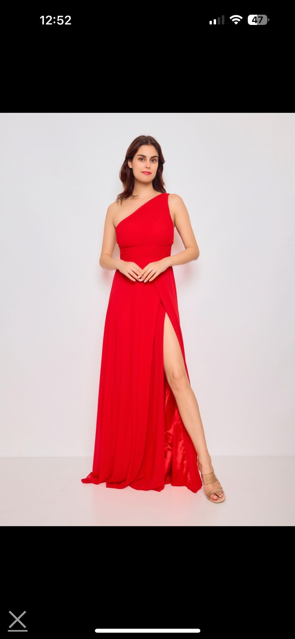 Rochie Lola lungă pe un umăr plisată și crăpătură pe picior